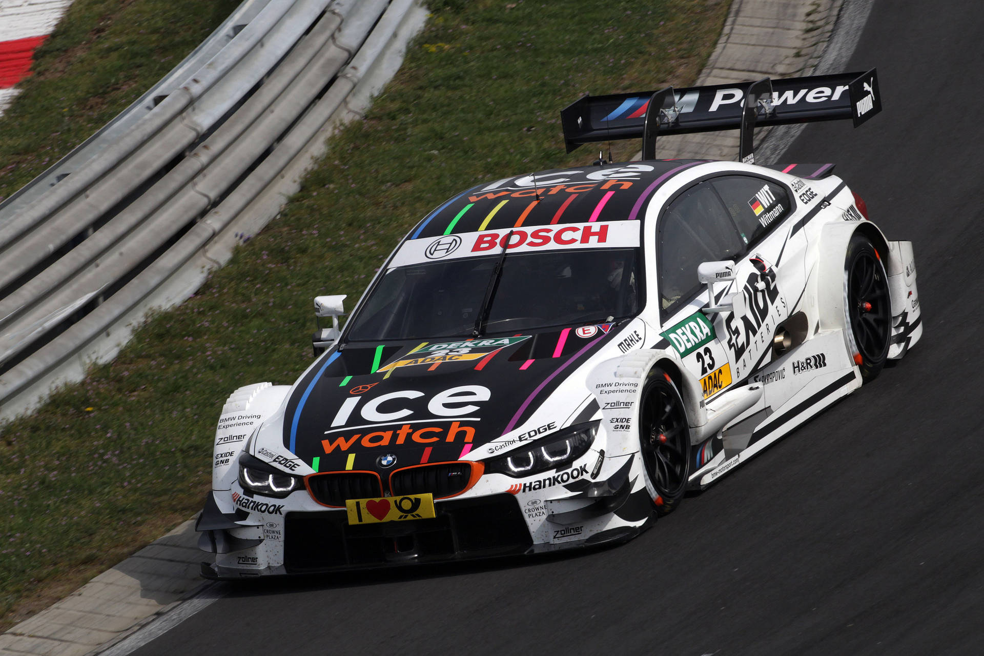 2014 BMW M4 DTM-bil på svingete racerbane bakgrunnsbilde