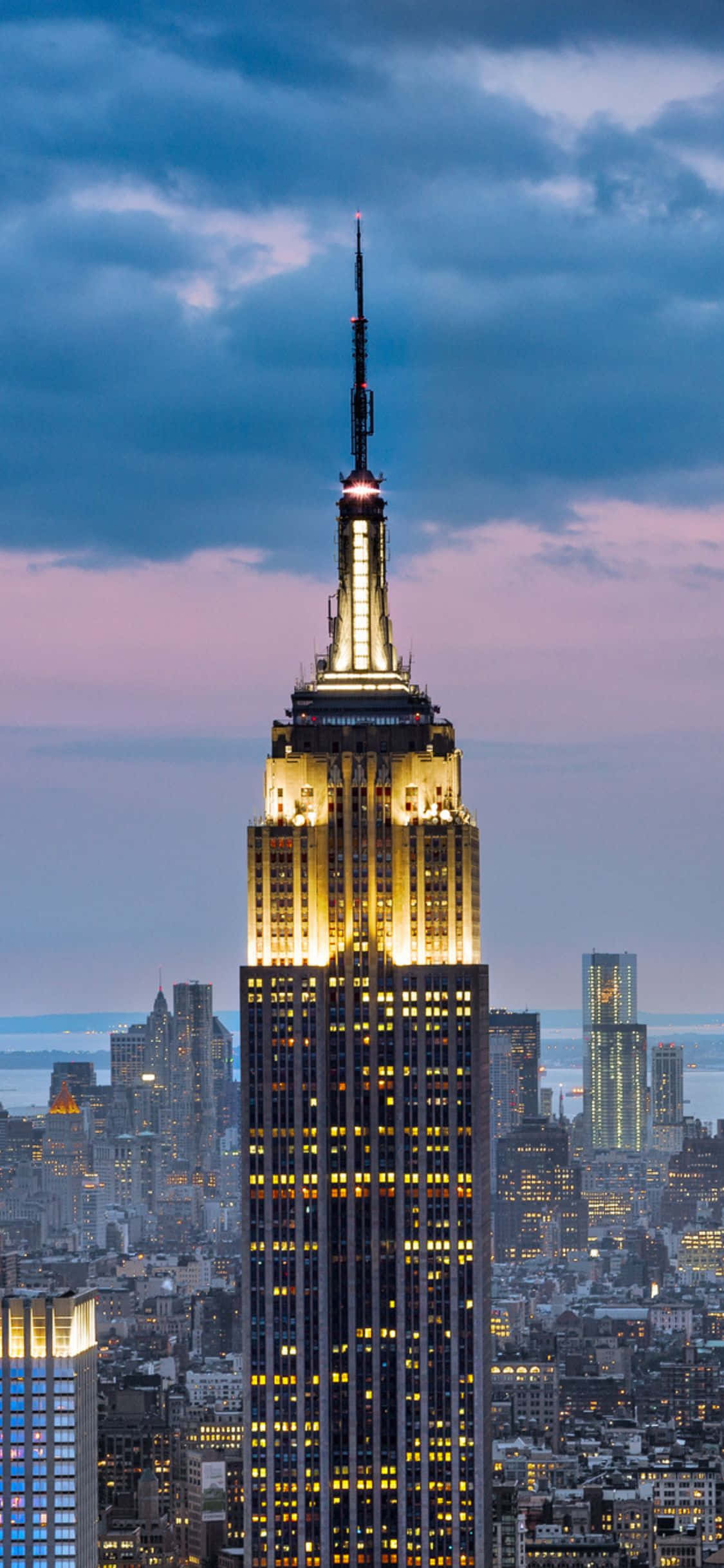Den storslåtte utsikten over New Yorks silhuett sett på iPhone X. Bakgrunner