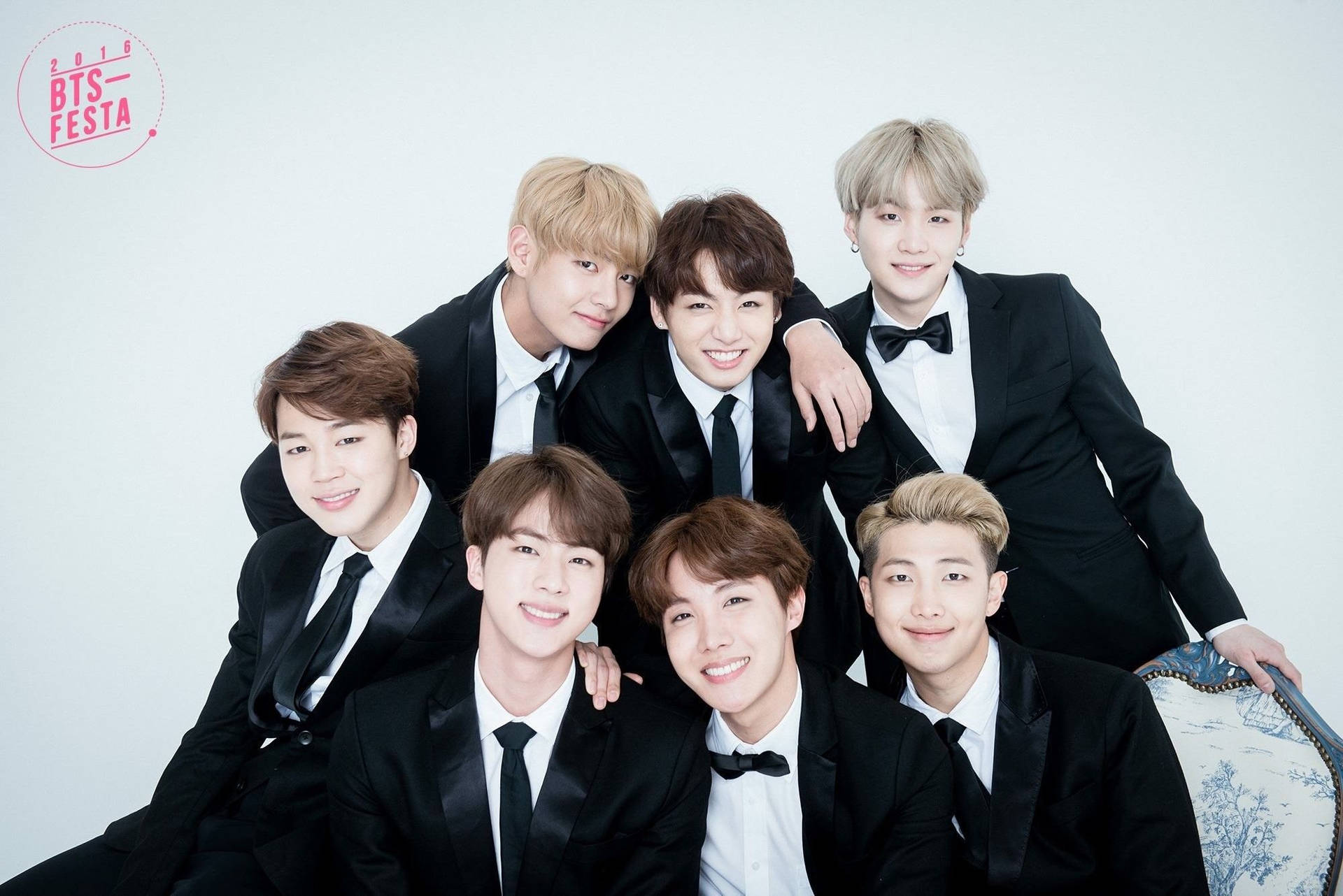 BTS-medlemmer i svart dress som ser på deg, K-pop-medlemmer.