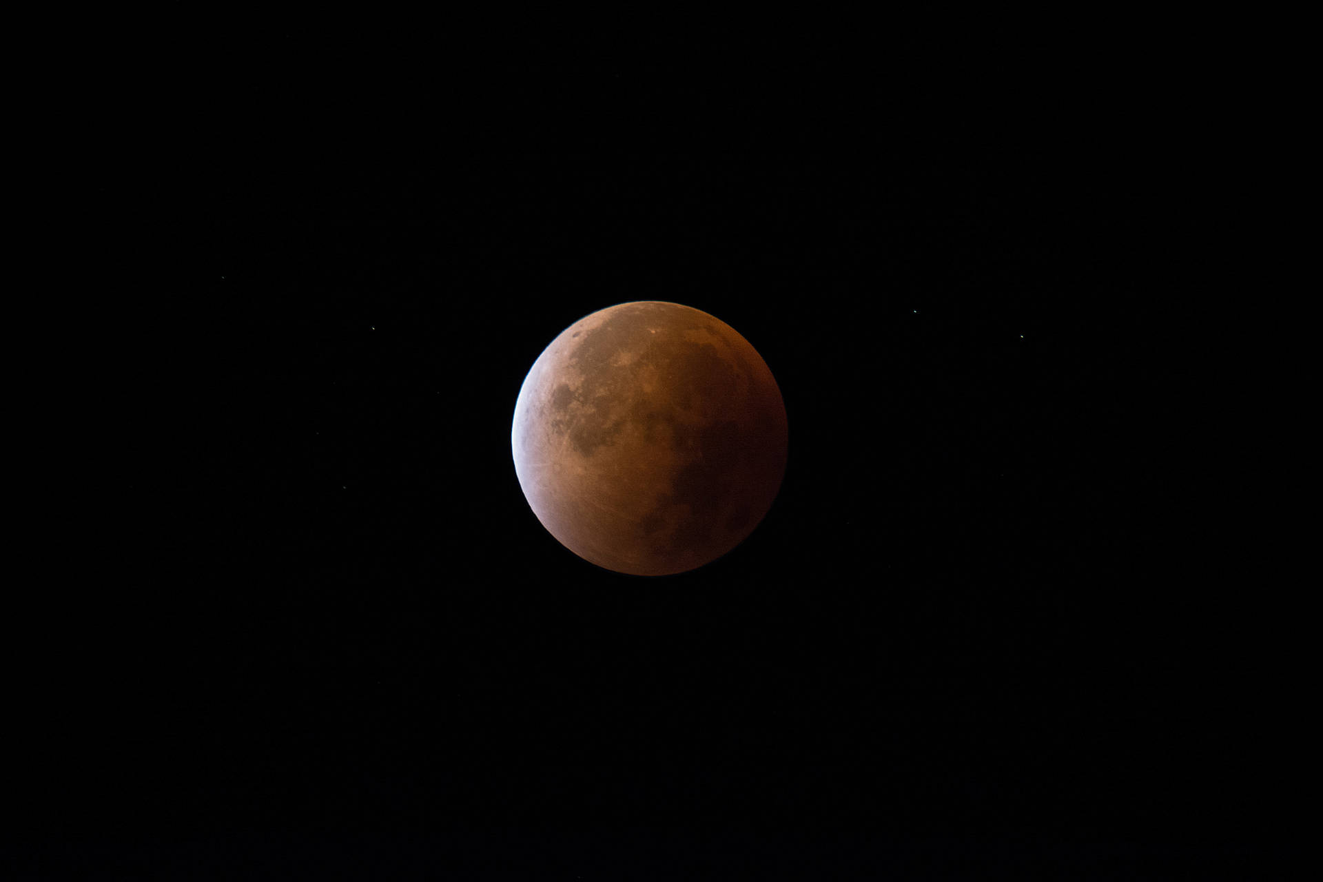 Måne på svart himmel under mørk midnatt. Rød måne på nattehimmelen. Estetisk måne. — Nattehimmel GIF Bakgrunner