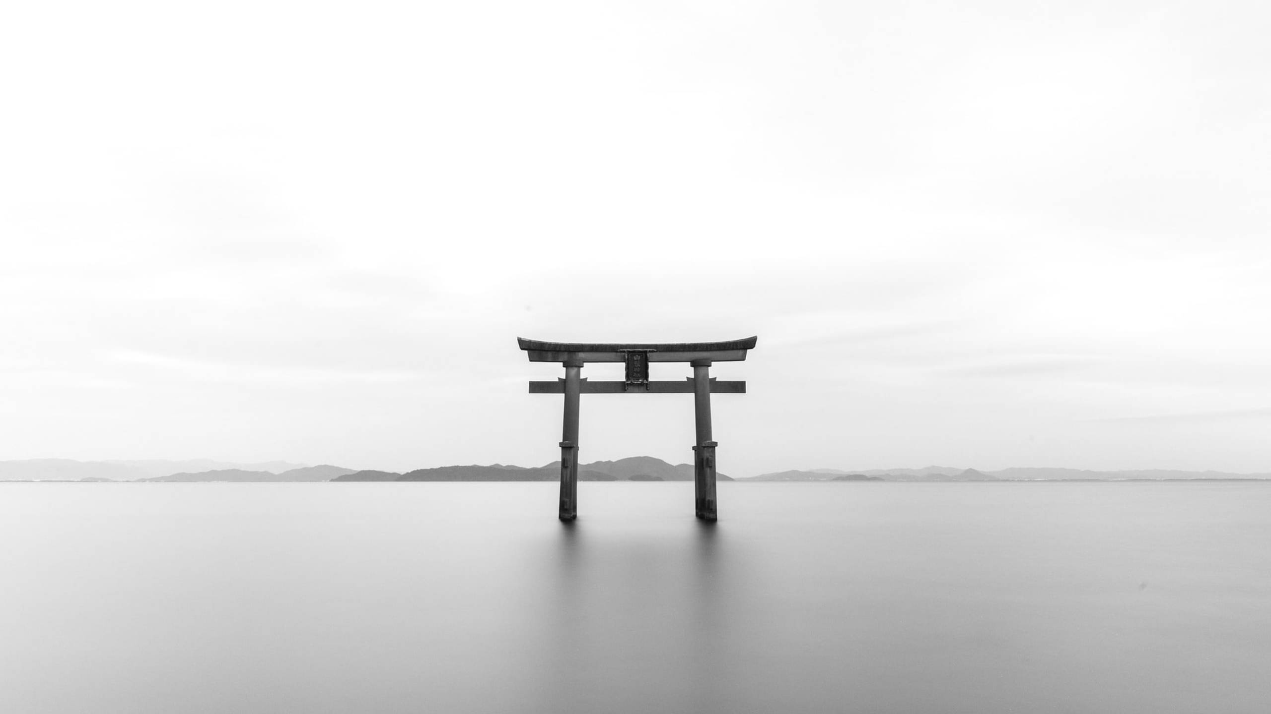 Det majestetiske Torii-porten i Japan i gråtoner Bakgrunner