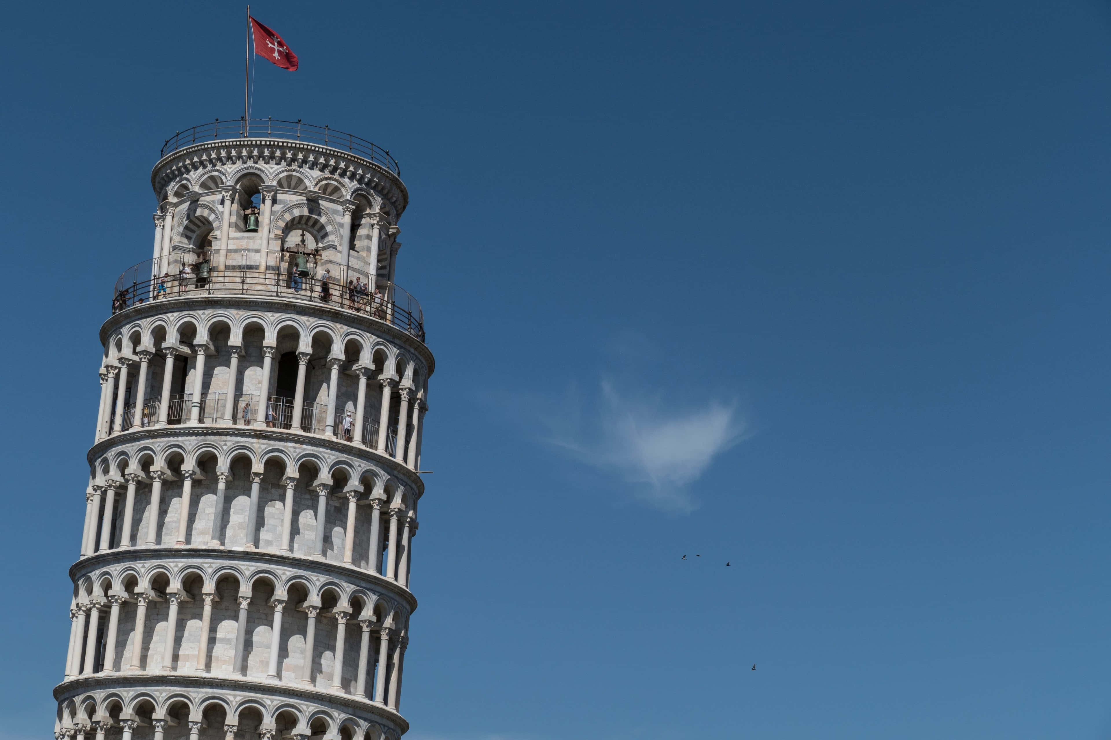 Det skjeve tårnet i Pisa med pisansk korsflagg Bakgrunner