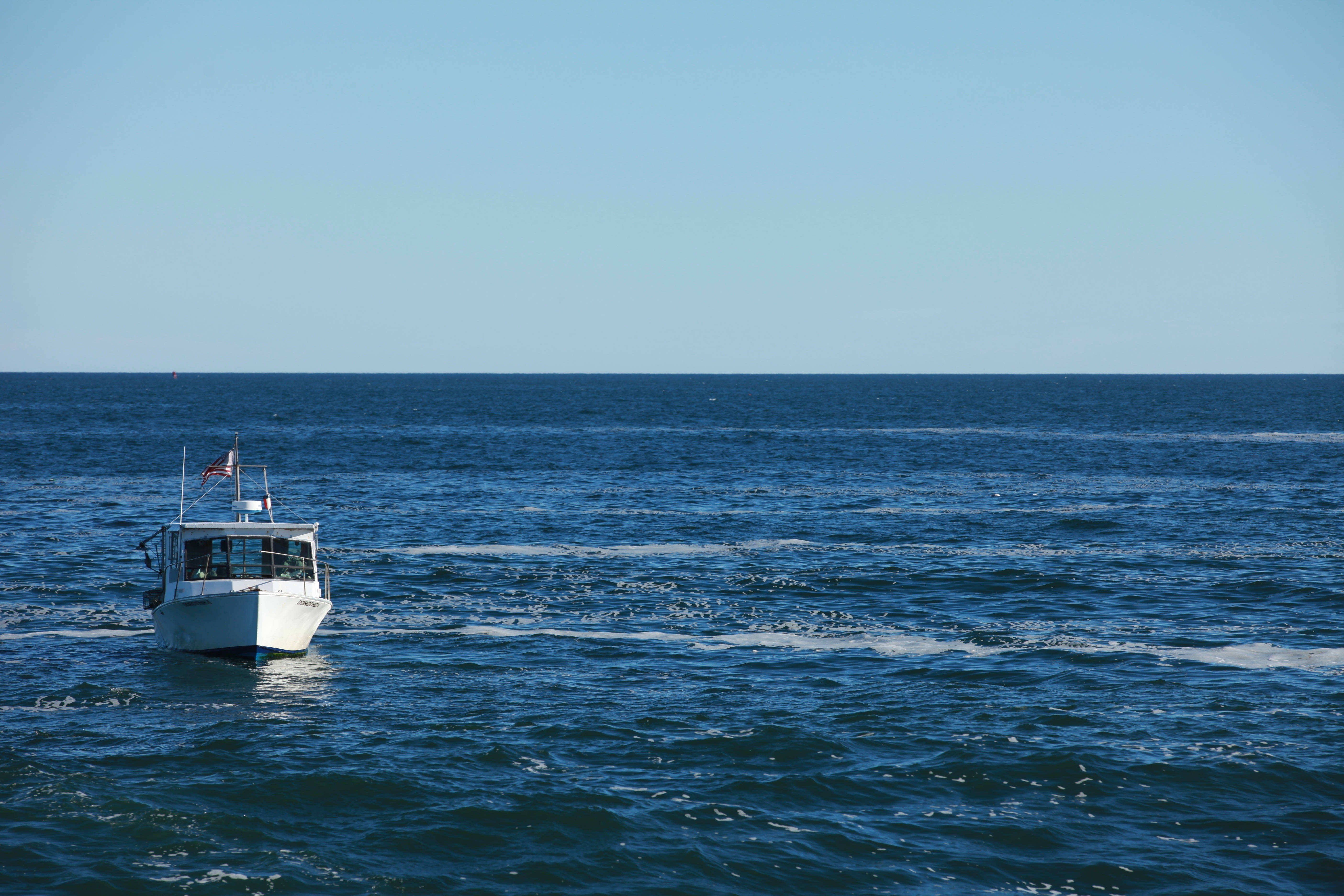 Det store havet og en seilbåt, side om side Bakgrunner