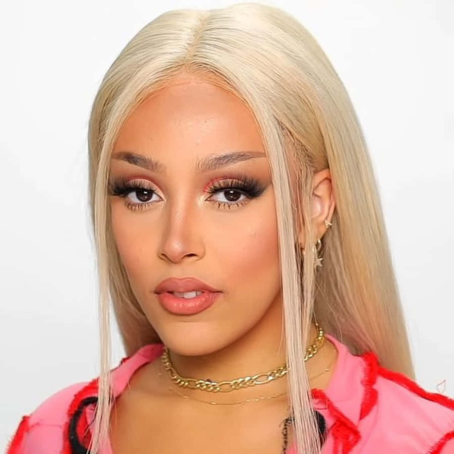 Doja Cat bringer sin signaturstil til scenen i sin blendende opptreden. Bakgrunner