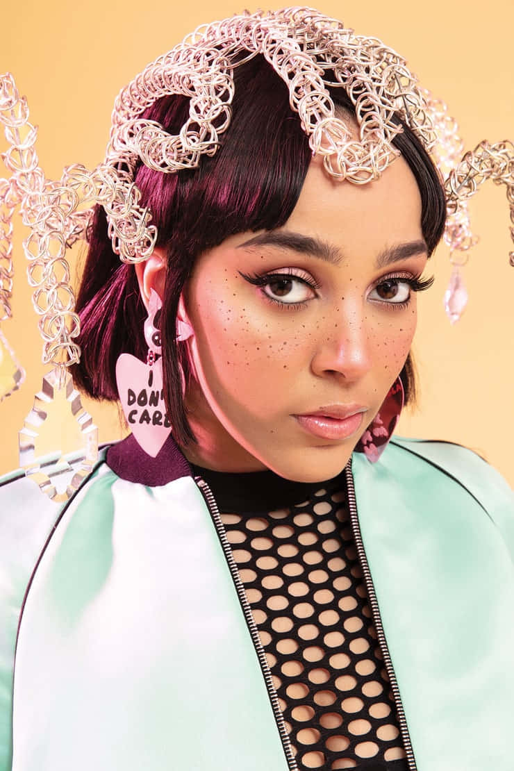 Doja Cat i antikk kjole med utsikt over byen Bakgrunner