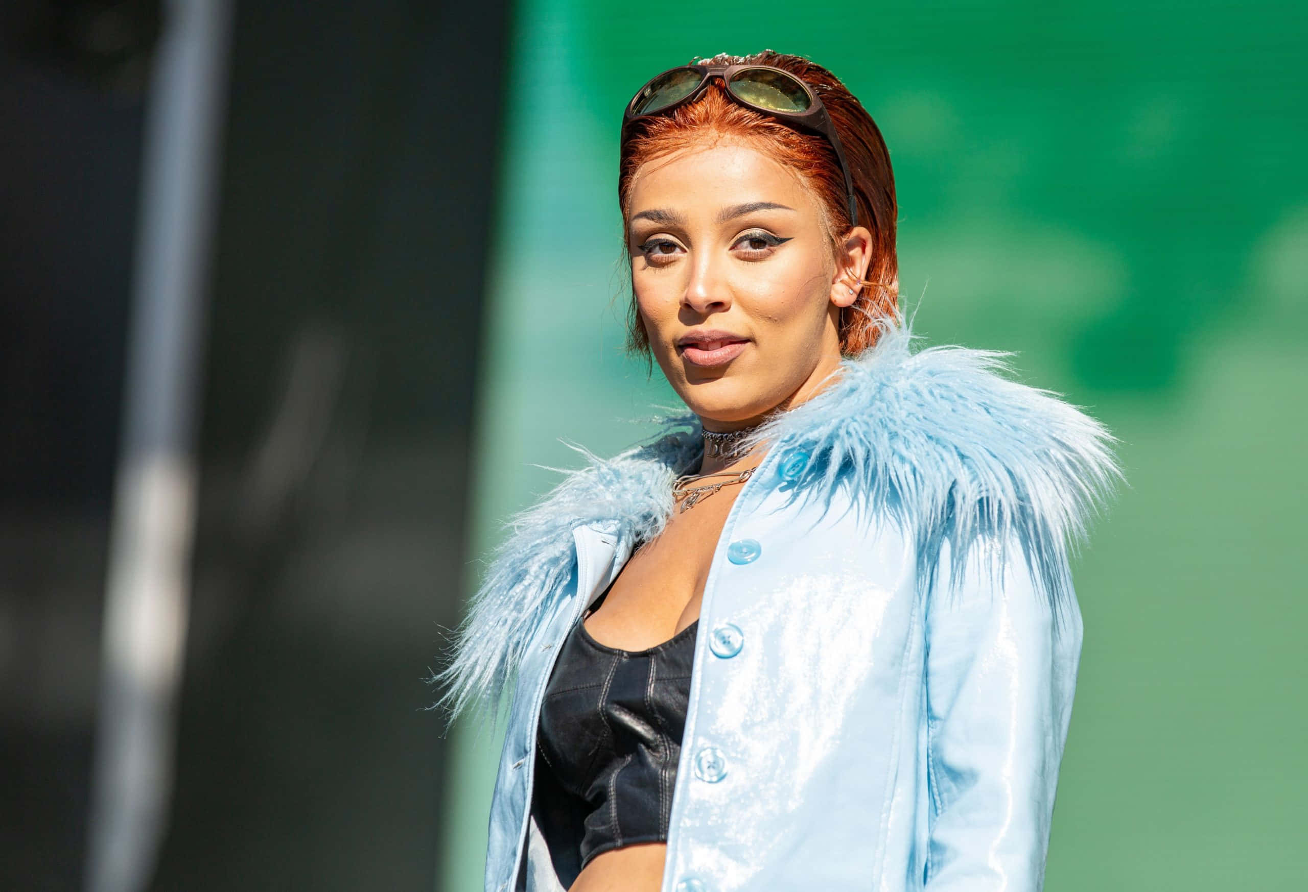 Doja Cat poserer i et antrekk laget av skinn og latex Bakgrunner