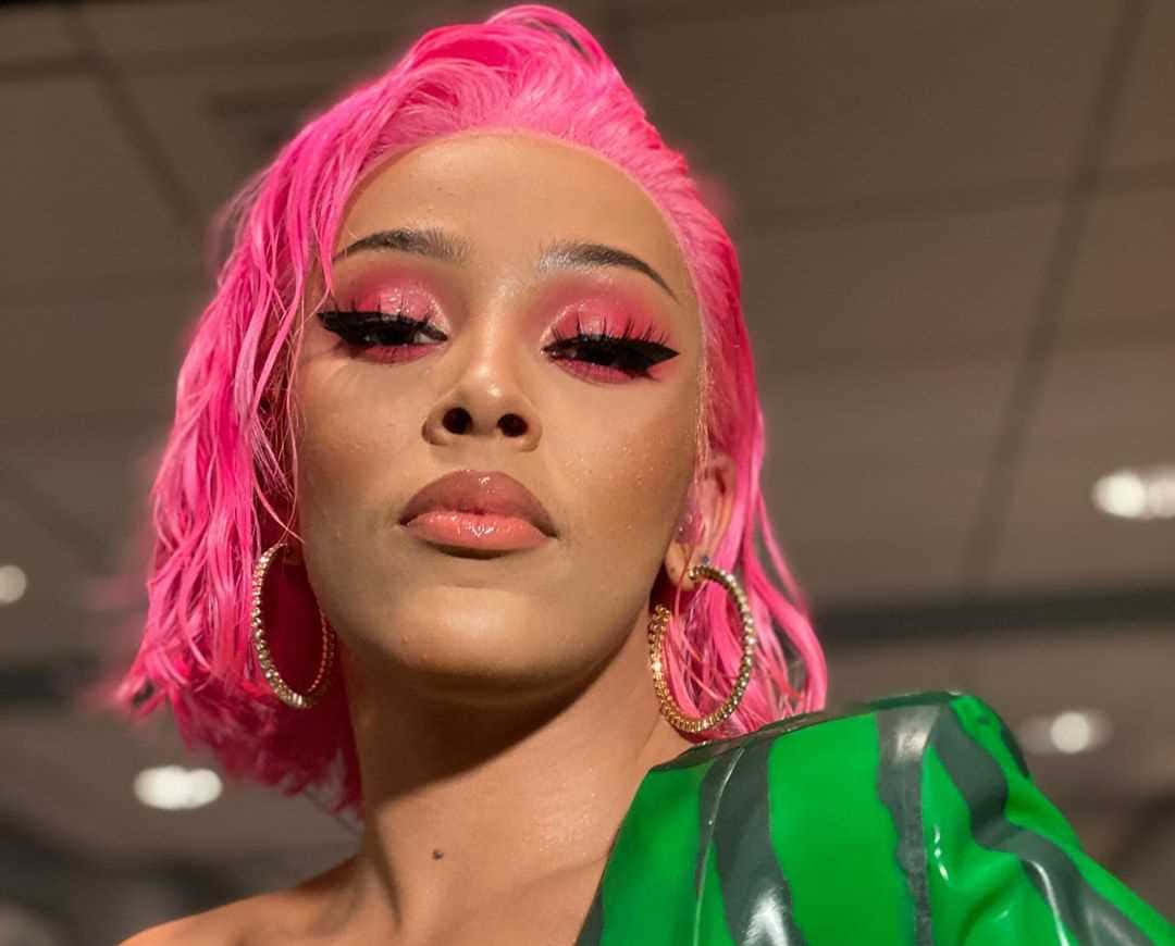 Doja Cat ser nydelig ut i sitt helsvarte antrekk. Bakgrunner