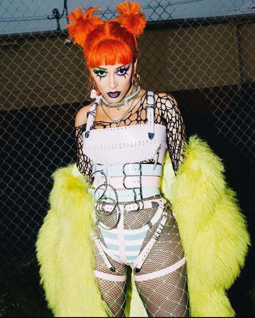 Doja Cat ser striks og stilig ut med gullsmykker Bakgrunner