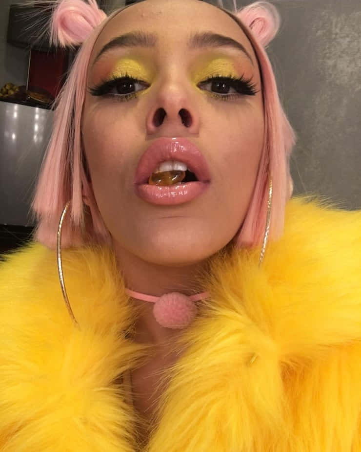 Doja Cat stilig i en dristig blå pelsjakke Bakgrunner