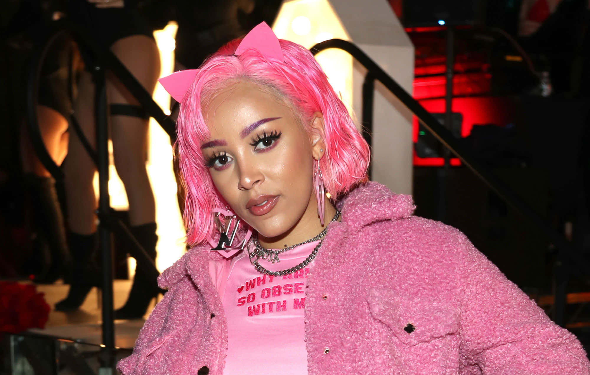 Doja Cat viser seg frem på den røde løperen Bakgrunner