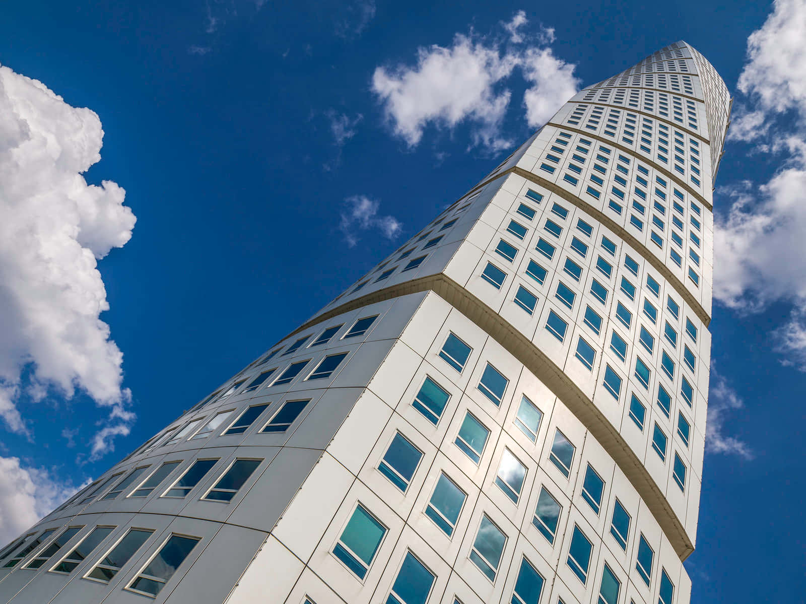 Dramatisk utsikt over Turning Torso, Sveriges høyeste bygning Bakgrunner
