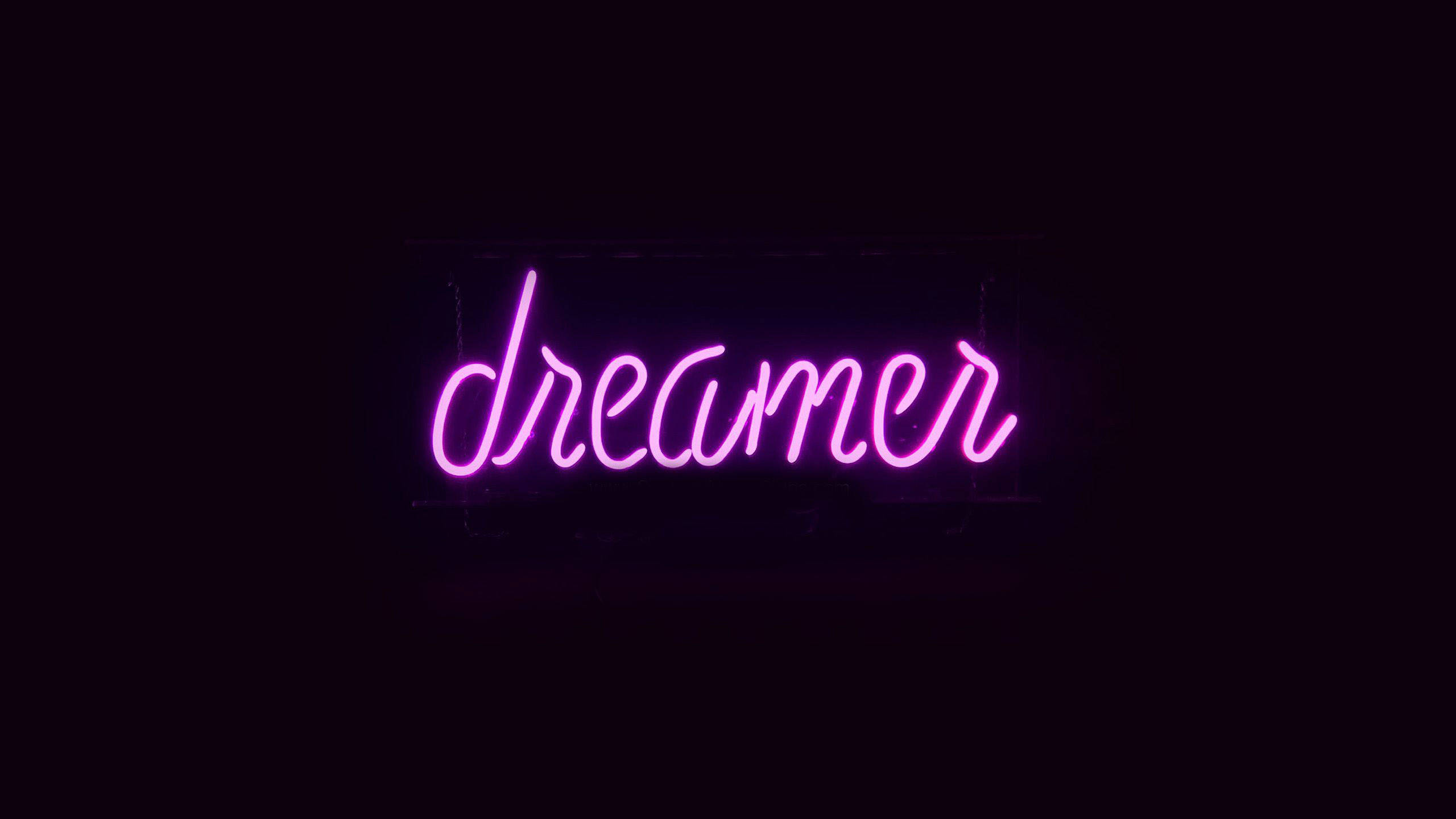 Dreamer Neon Mørk Lilla og Svart Bakgrunner