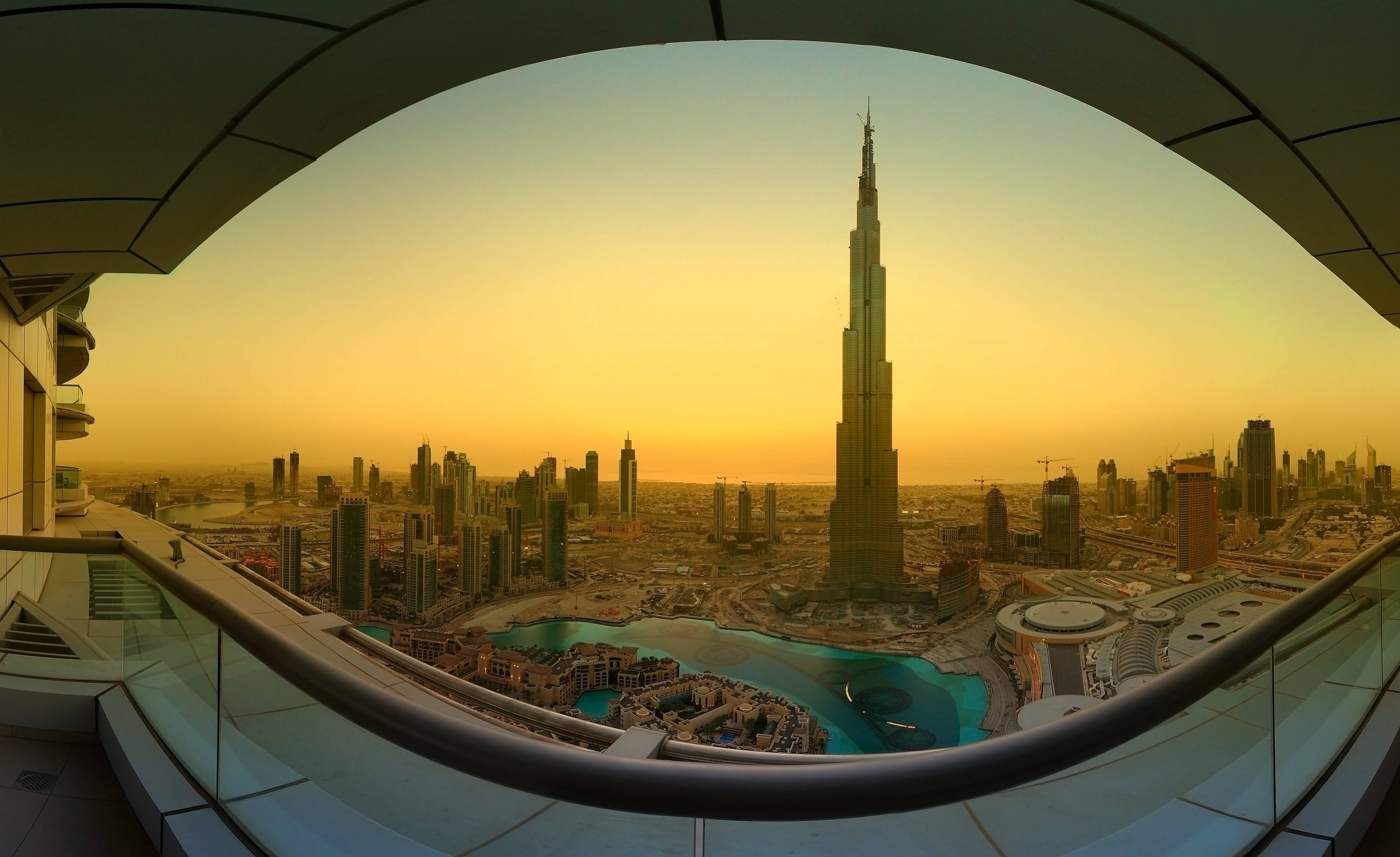 Eksklusiv soloppgang reflektert i Burj Khalifa Bakgrunner