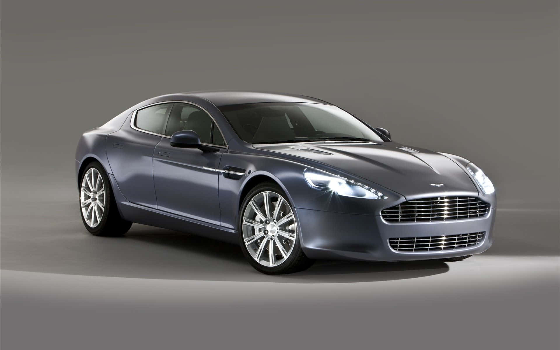 Elegant Aston Martin Rapide S i bevegelse Bakgrunner