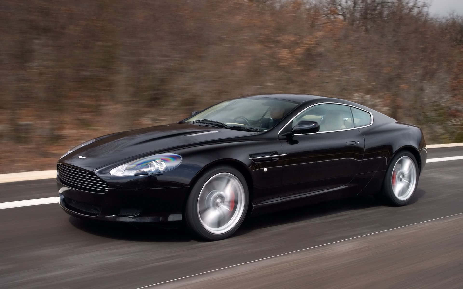 Elegant Aston Martin DB9 på en åpen vei Bakgrunner