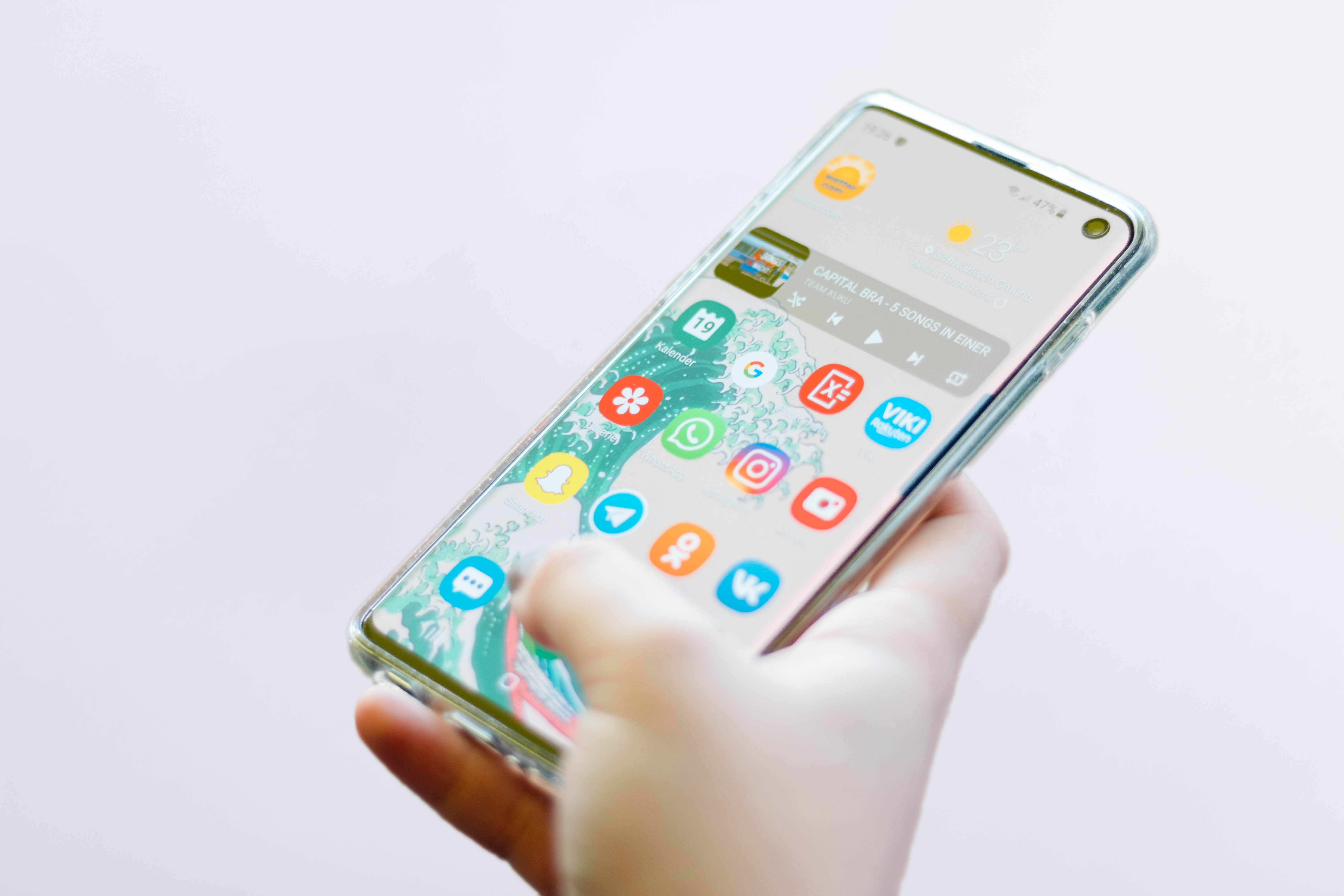 Elegant Samsung Galaxy S10 i lyst miljø Bakgrunner