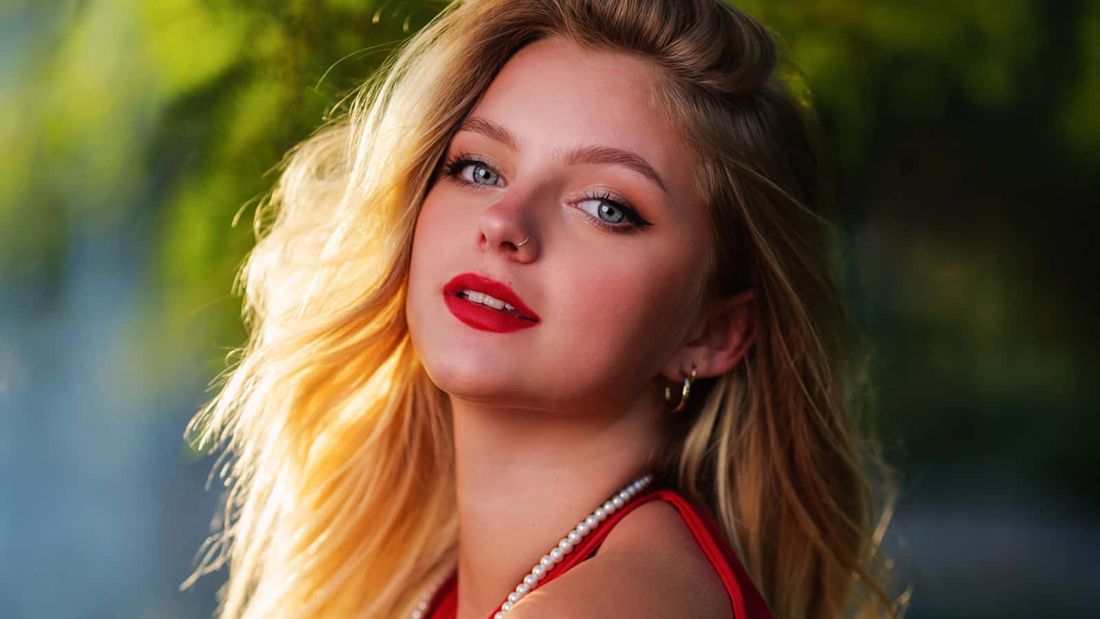 Elegant ukrainsk jente som nyter en blush-farget fotoshoot Bakgrunner