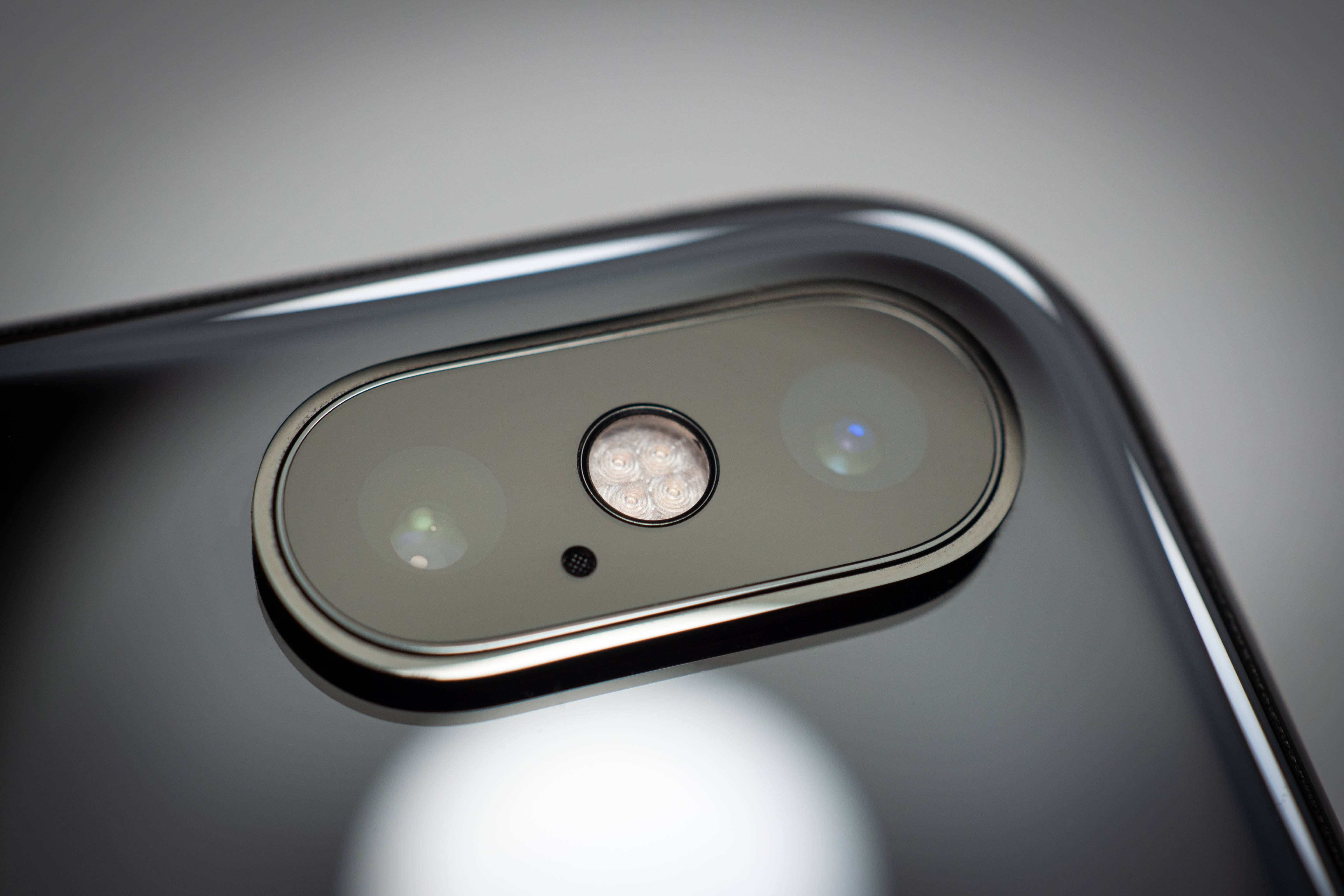 Elegant utsikt av iPhone Xs i vann Bakgrunner