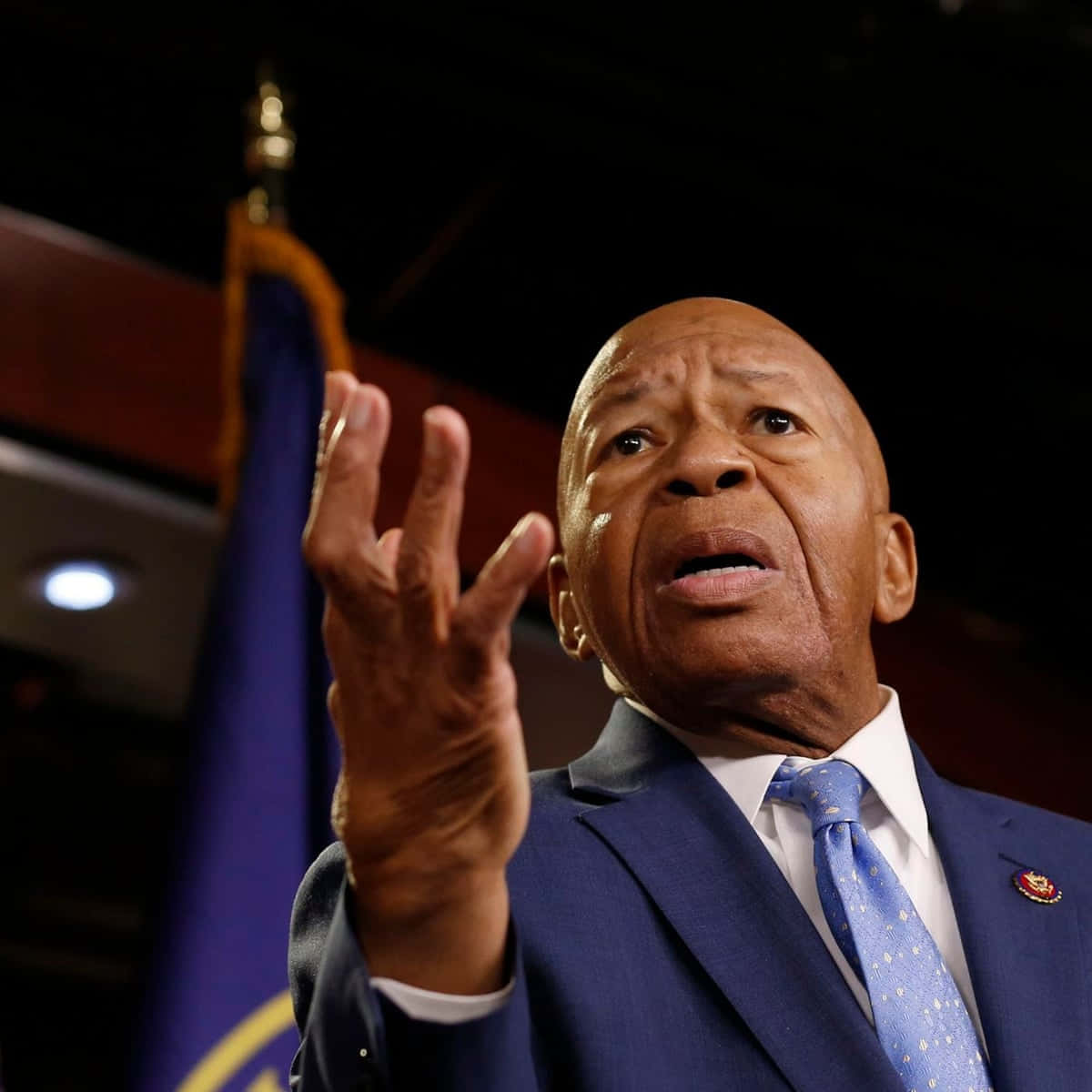 Elijah Cummings løfter hånden Bakgrunner
