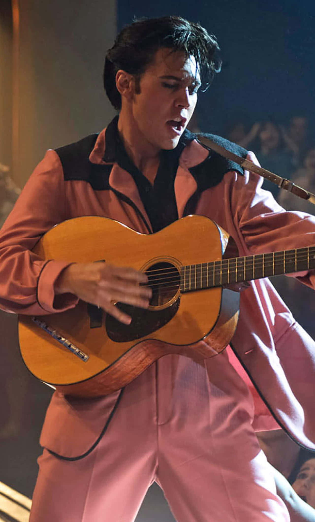 elvis presley i rosa dress som spiller gitar Bakgrunner