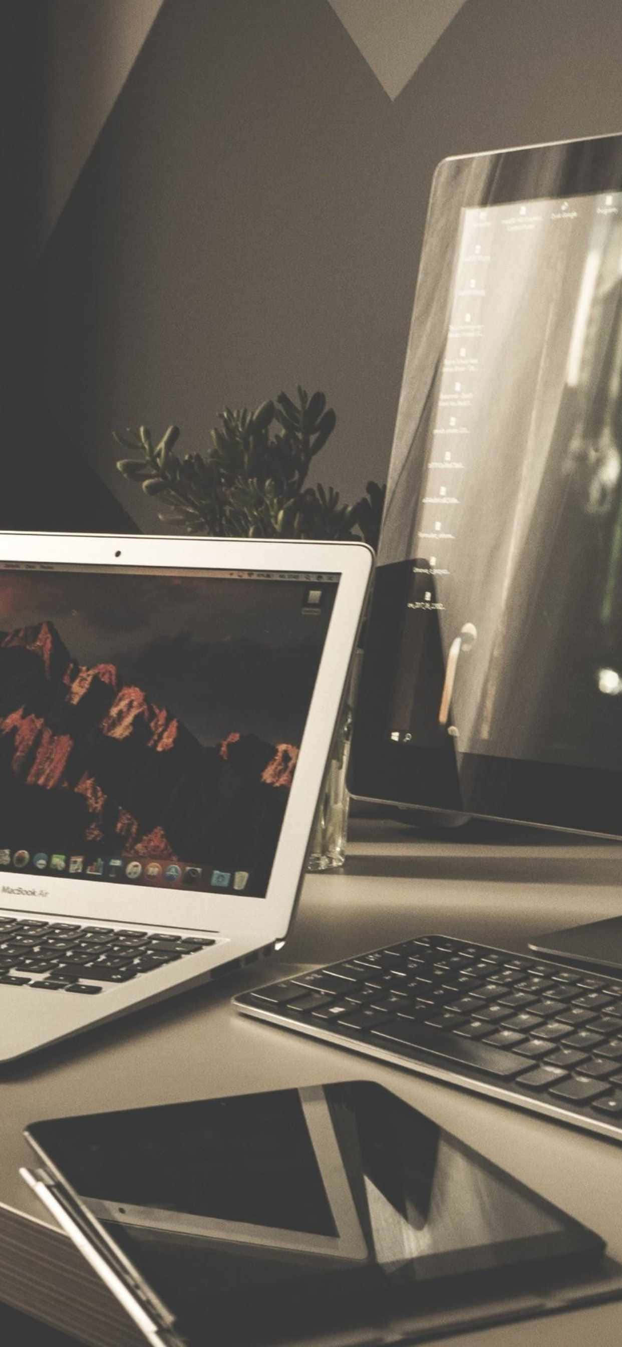 en bærbar PC, nettbrett og en telefon på et skrivebord Bakgrunner