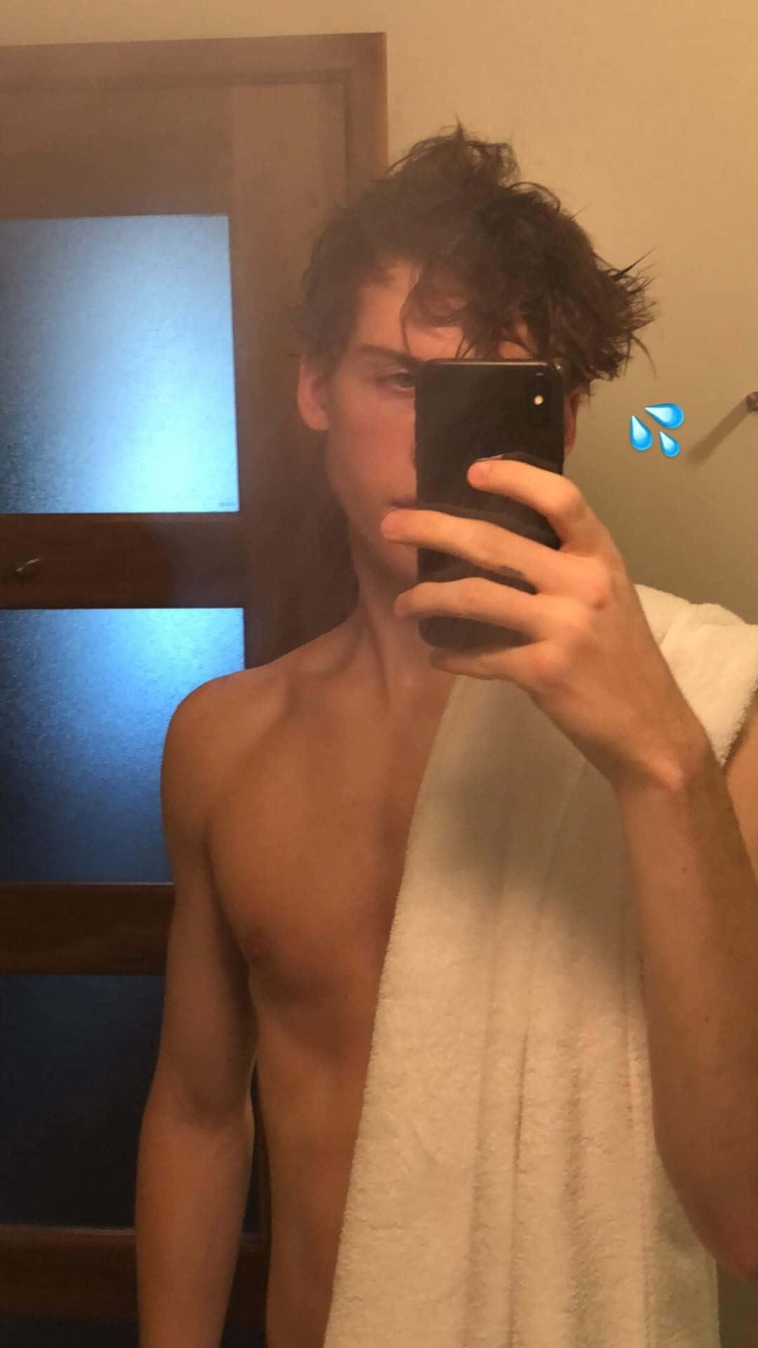 En barbert mann som tar en selfie på badet Bakgrunner
