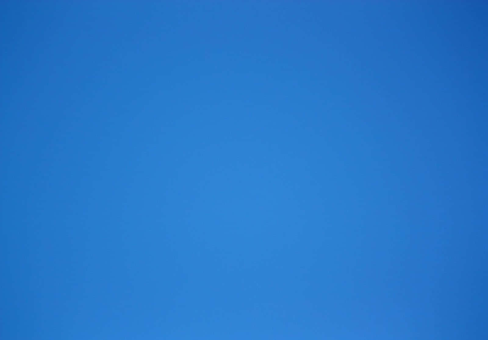 en blå himmel med en drage som flyr i den Bakgrunner