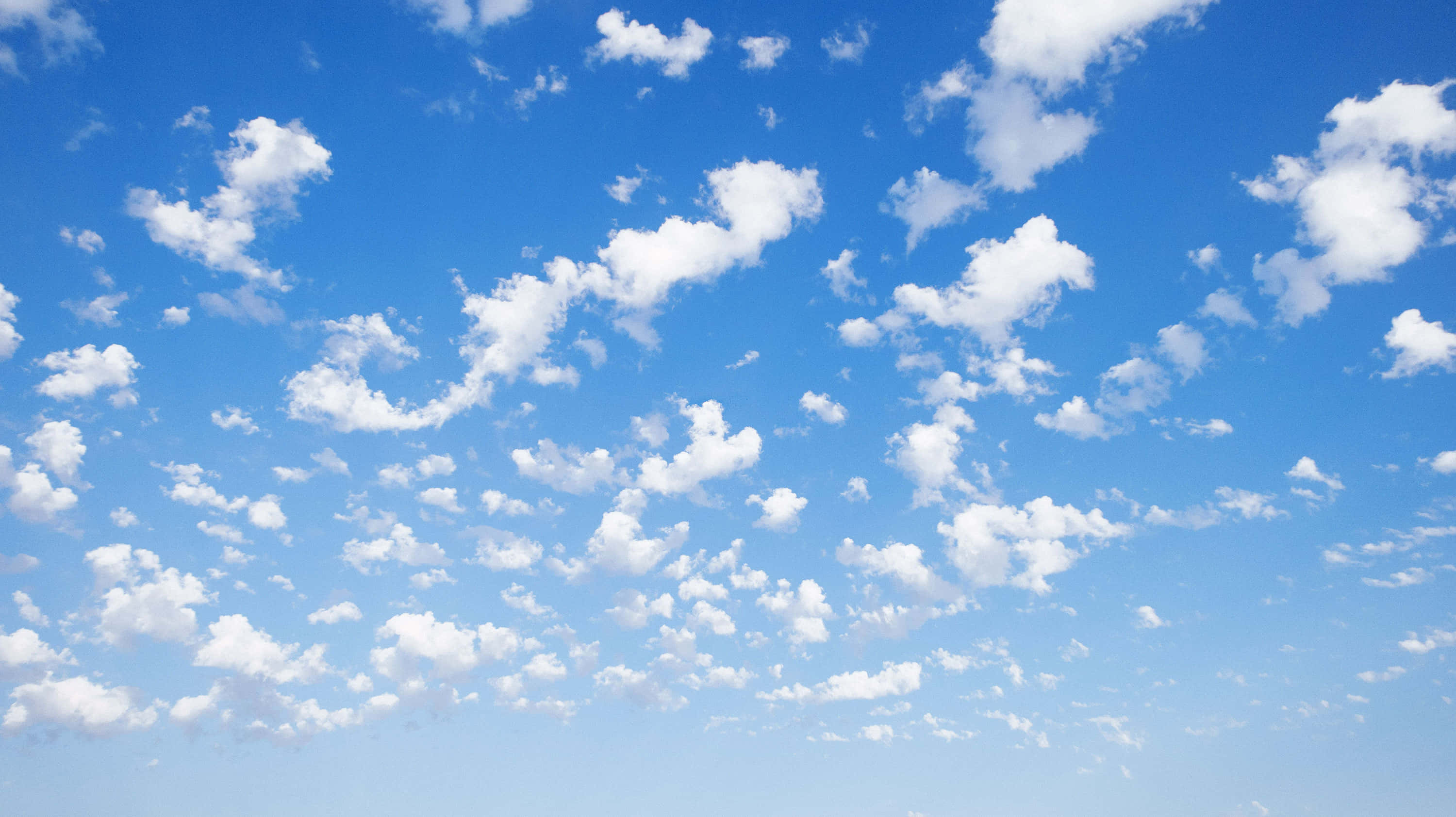 en blå himmel med hvite skyer og et gresskledd felt Bakgrunner