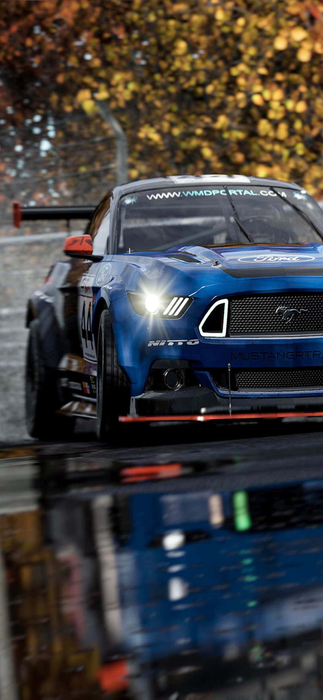 en blå mustang racerbil i regnet Bakgrunner