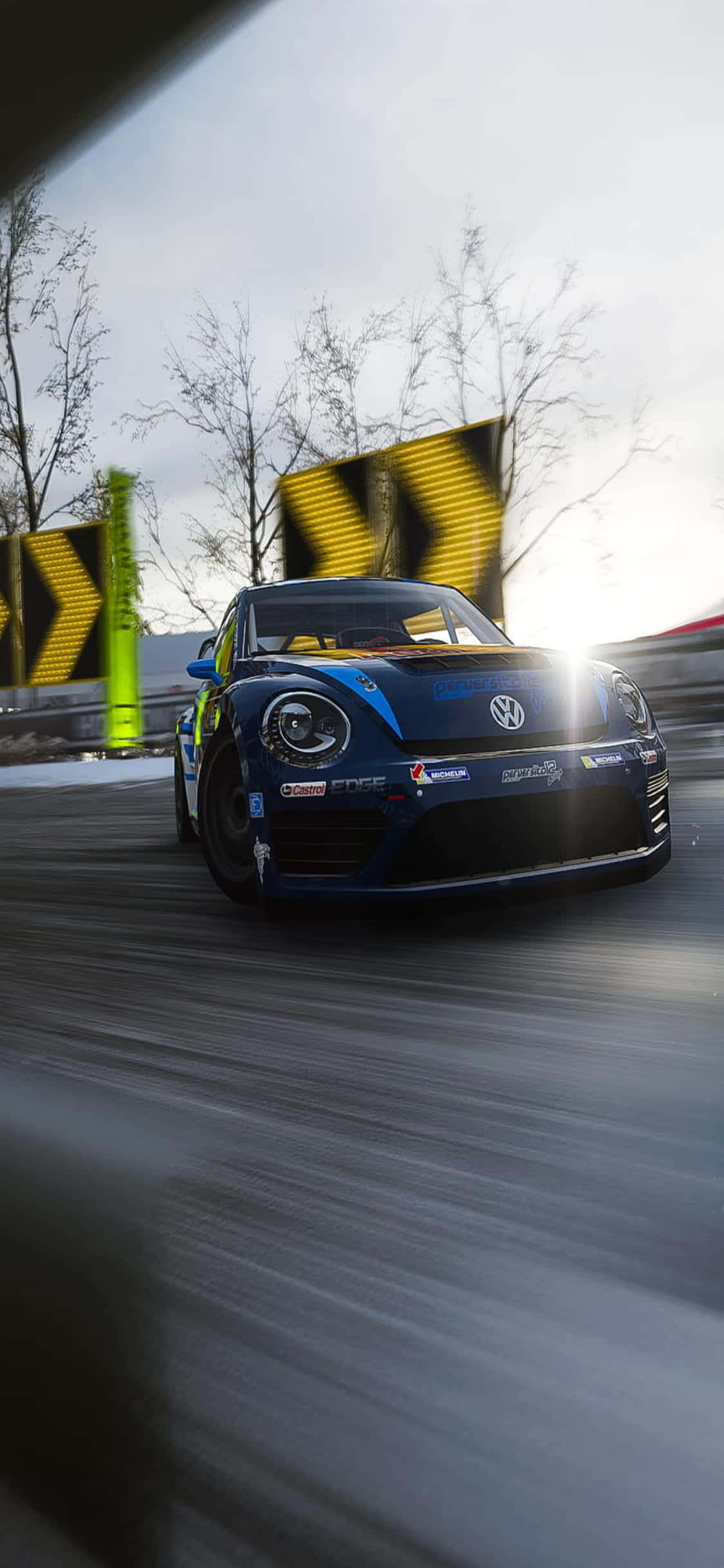 en blå volkswagen beetle som kjører ned en snødekt vei Bakgrunner