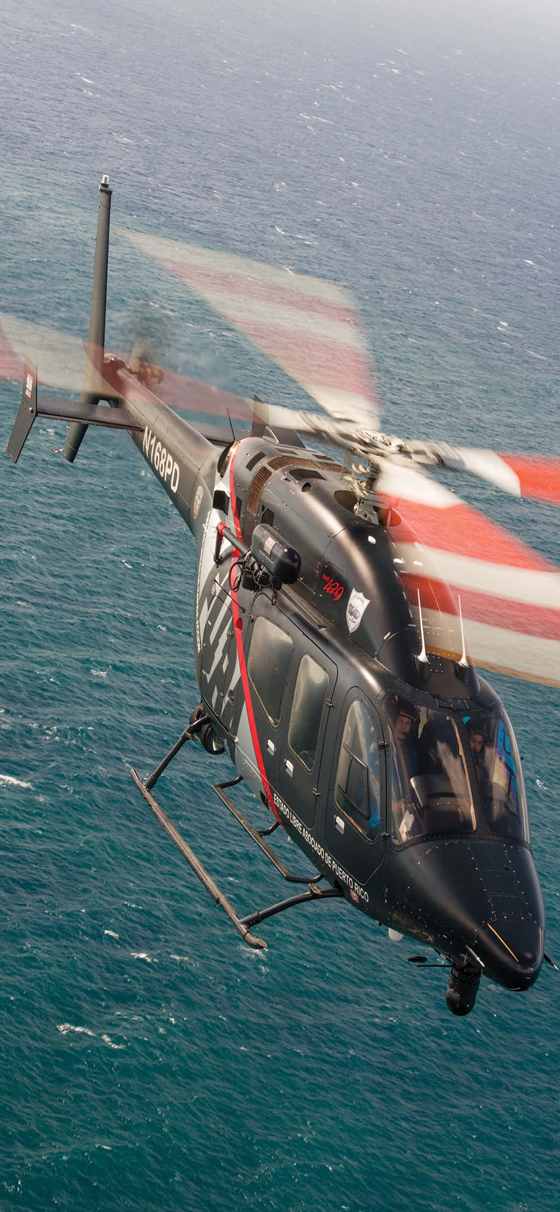 En dristig helikoptertur over en elektrisk blå horisont. Bakgrunner
