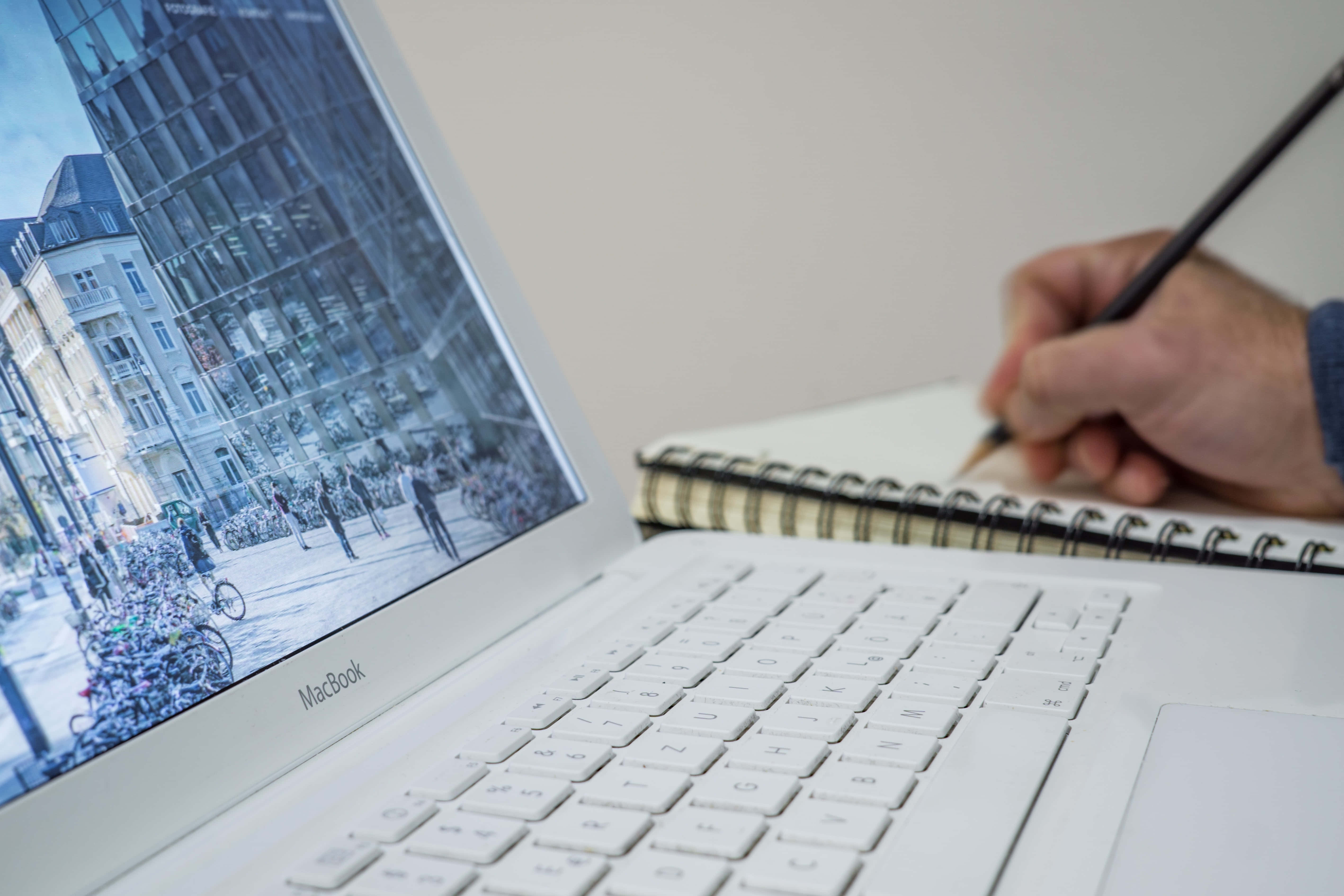 En estetisk Macbook, et stilig og moderne teknologistykke Bakgrunner