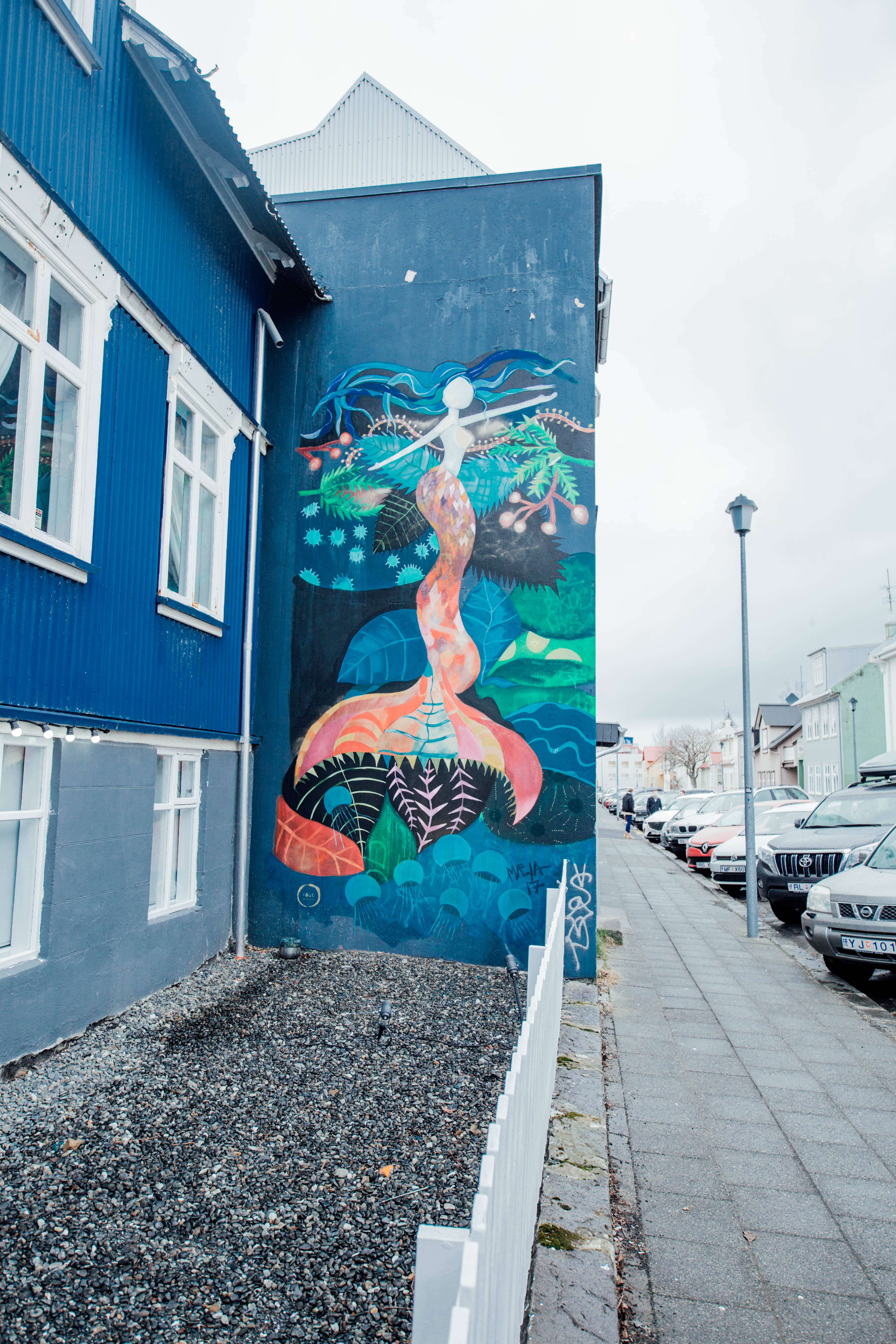 En eterisk havfruemural på et fjernt sted Bakgrunner