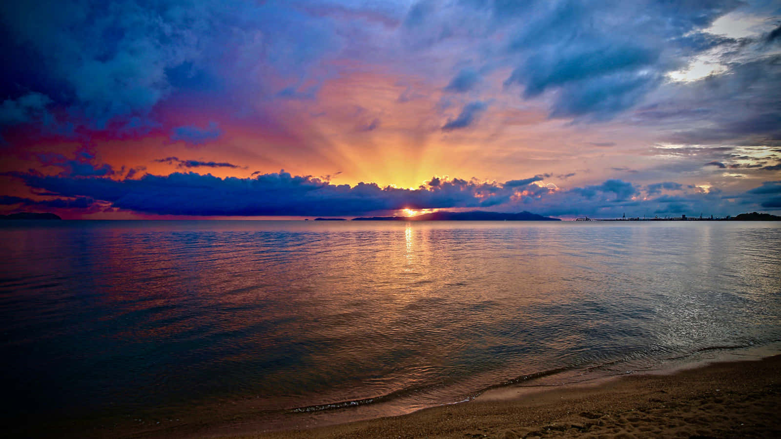 En fantastisk strandsolnedgang sett på avstand Bakgrunner