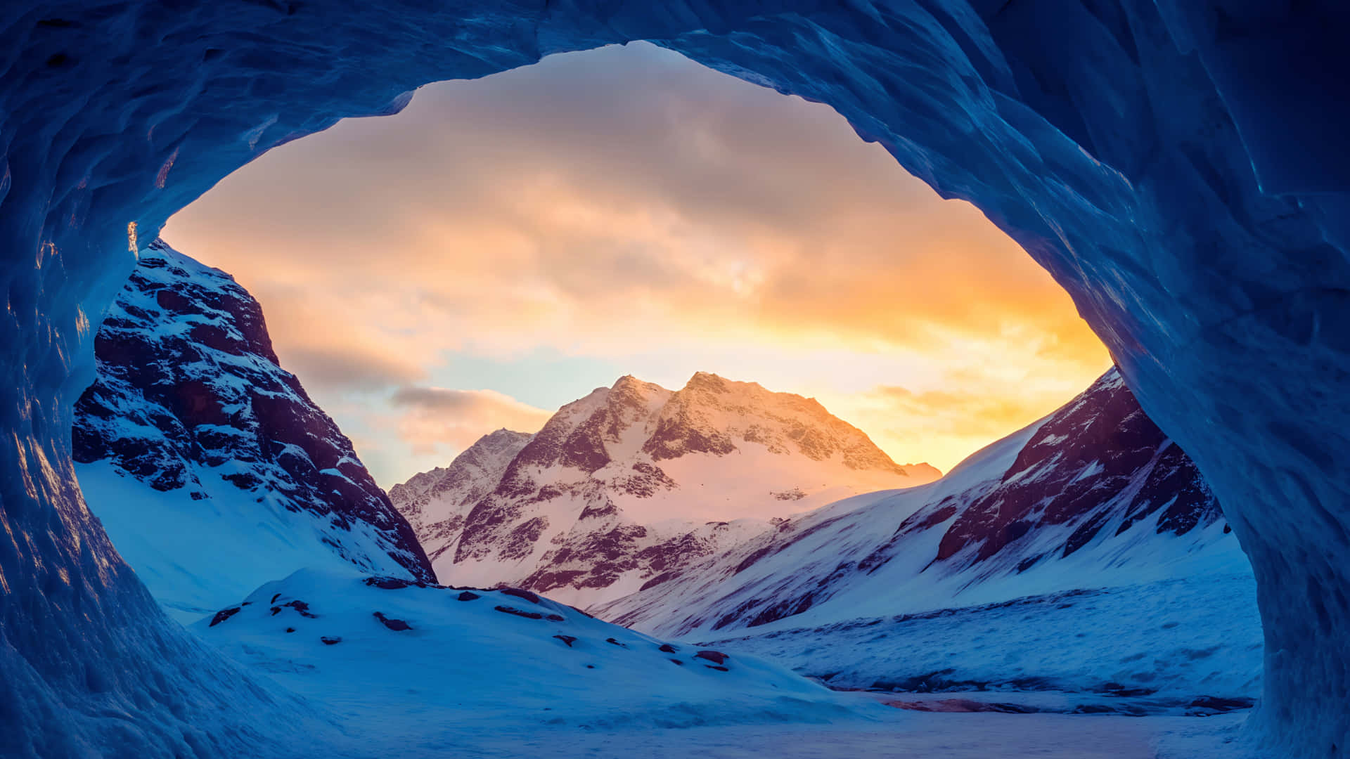En fantastisk utsikt over snødekte fjell og en levende himmel fra innsiden av en ishule Bakgrunner