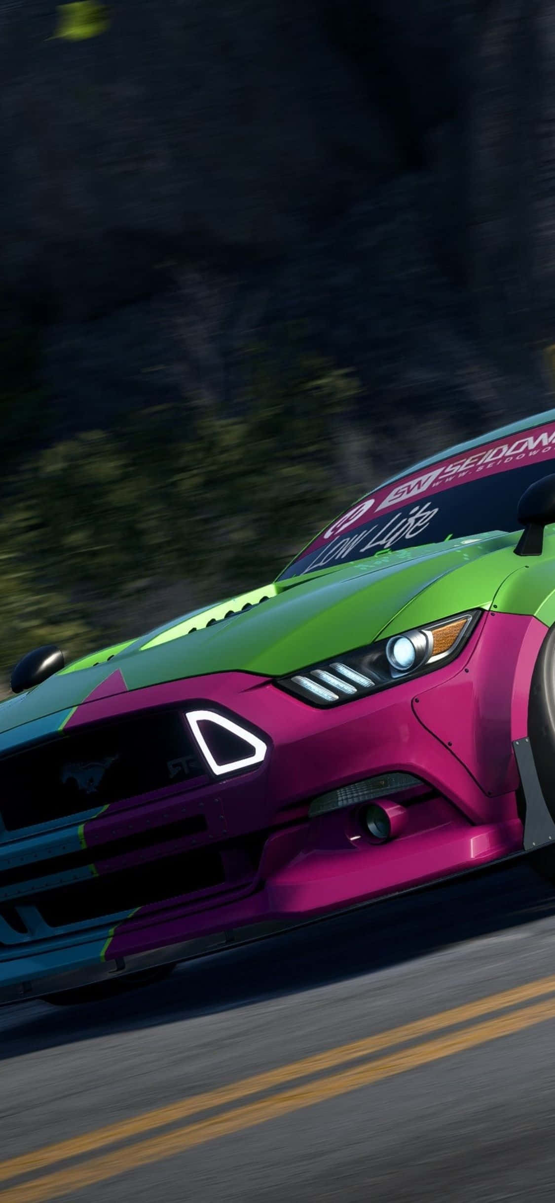 en fargerik mustang-racerbil kjører ned et fjell Bakgrunner
