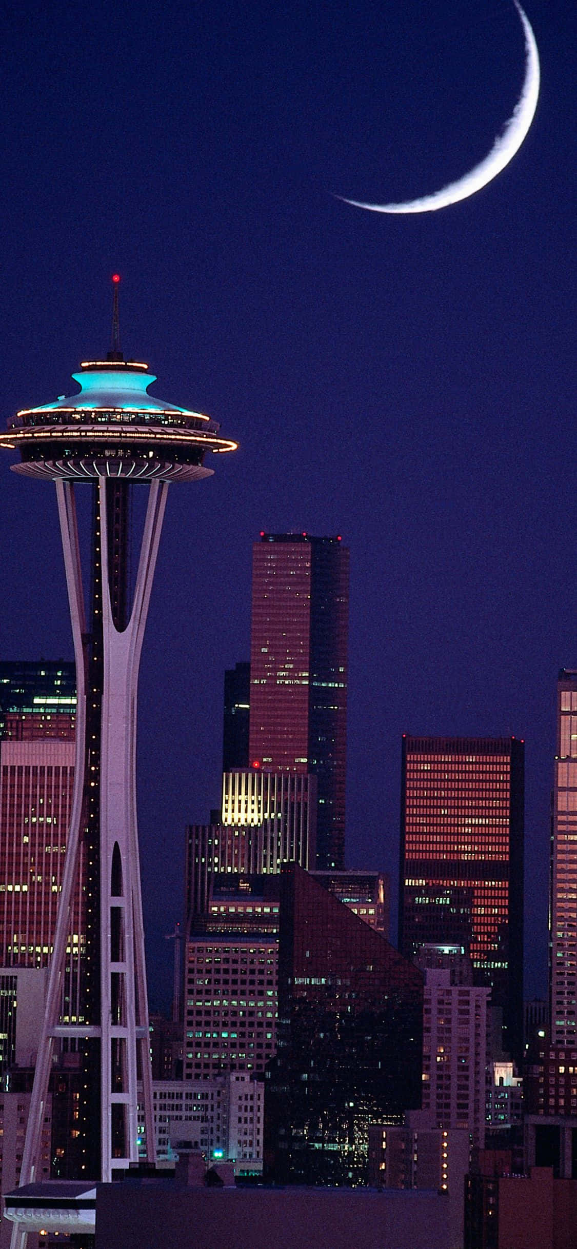 En fengslende utsikt over Seattles skyline fra vannkanten Bakgrunner