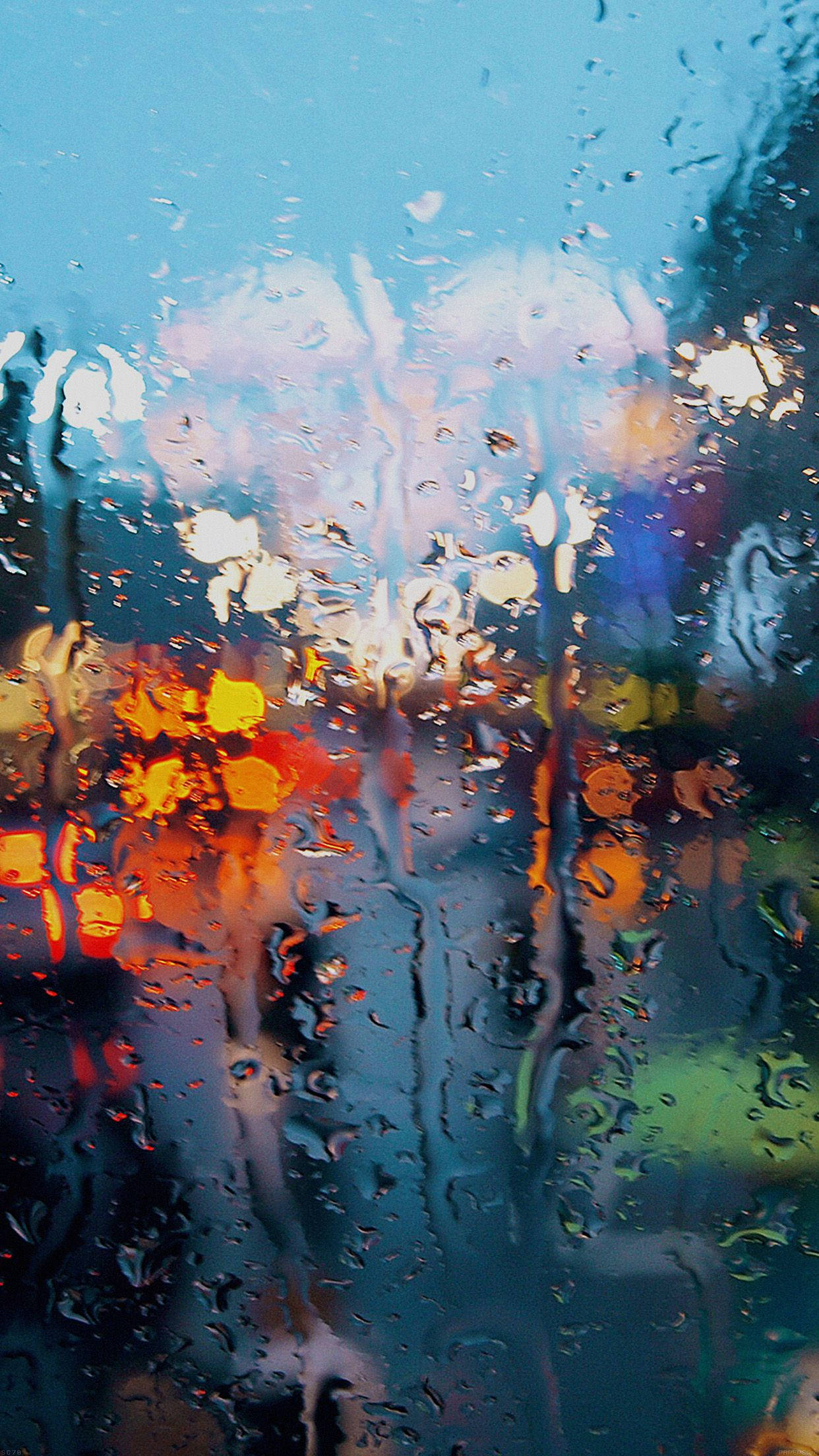 En fredfull utsikt – regn som faller mykt utenfor et vindu Bakgrunner