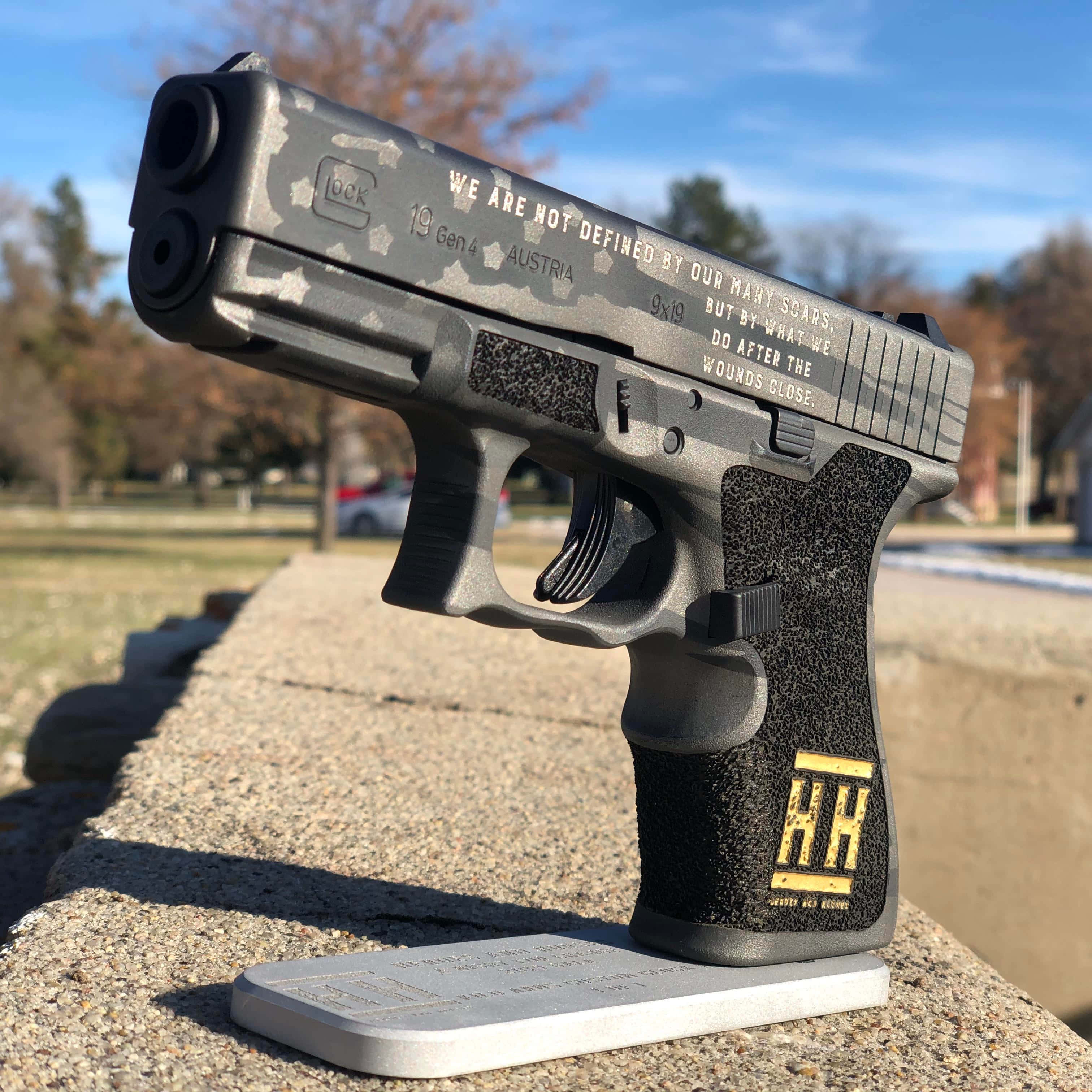 en glock 17 på en betongvegg Bakgrunner