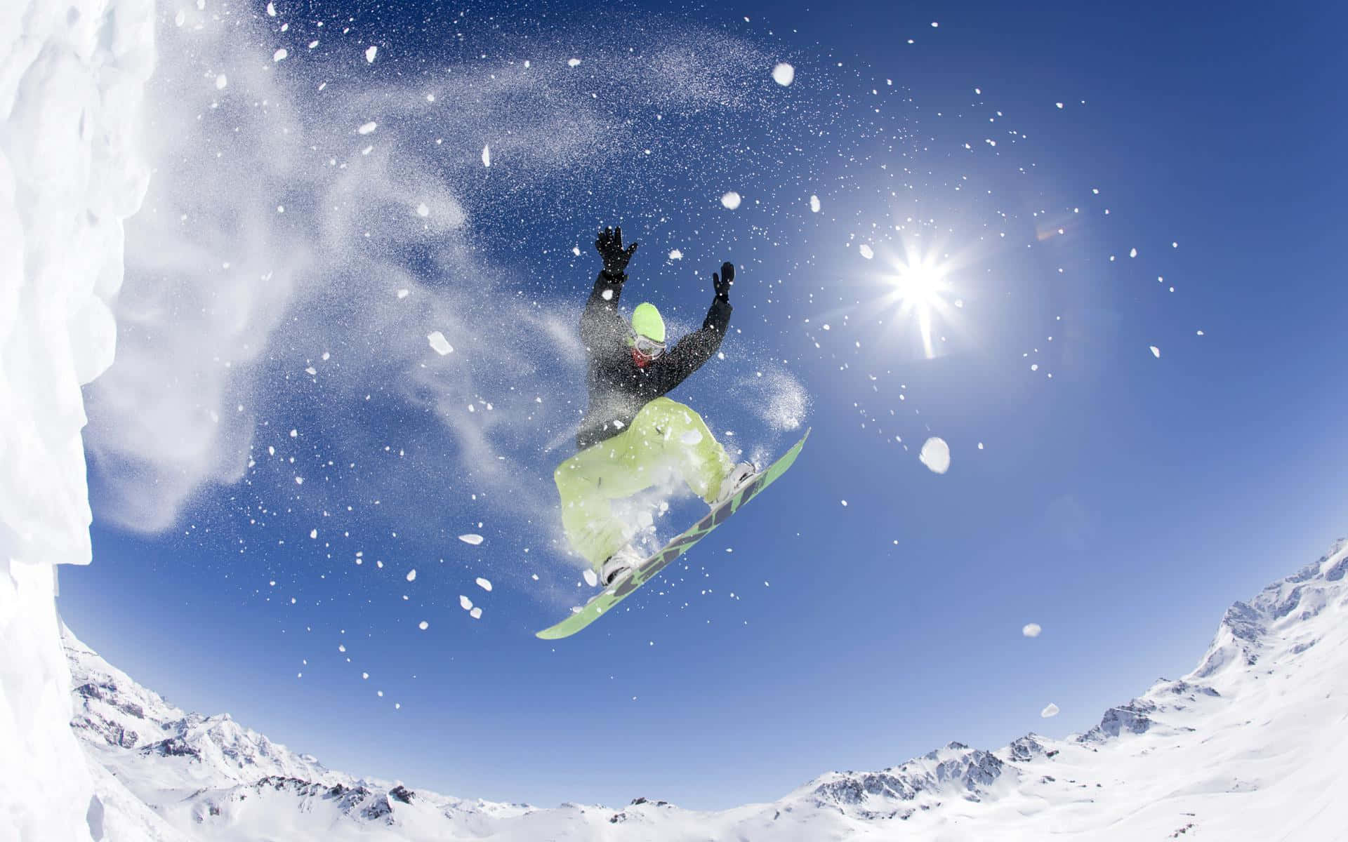 En gruppe venner som nyter snowboard på en vakker vinterdag Bakgrunner