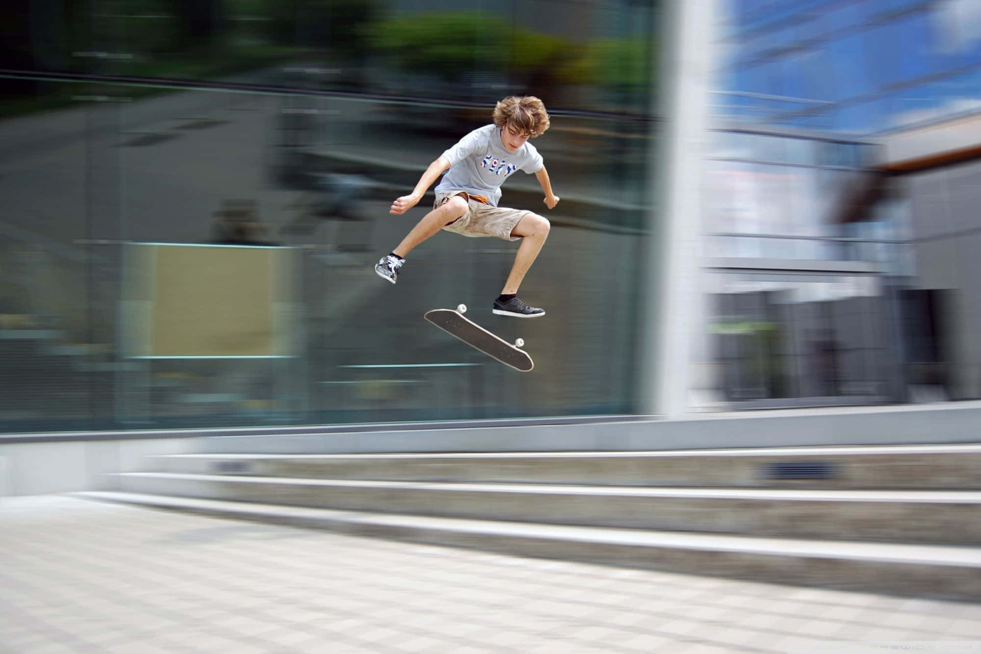 En gutt utfører et skateboardtriks Bakgrunner