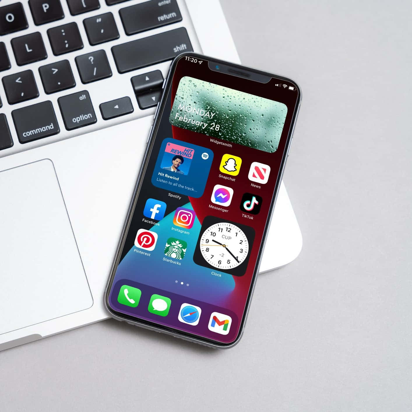 en iPhone XR med apper på ved siden av en bærbar PC Bakgrunner