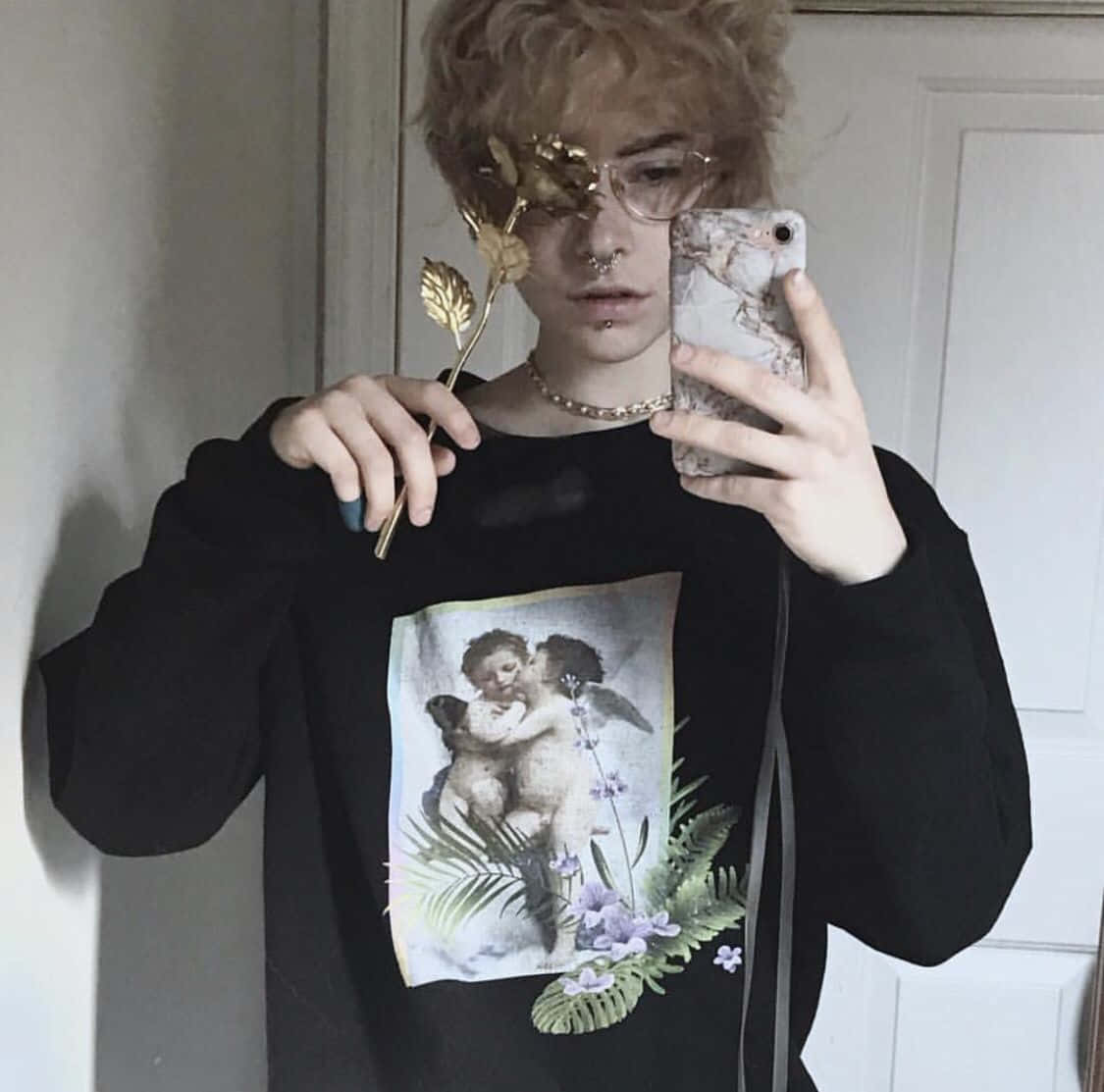 en jente som har på seg en svart hettegenser med et bilde av en blomst Bakgrunner