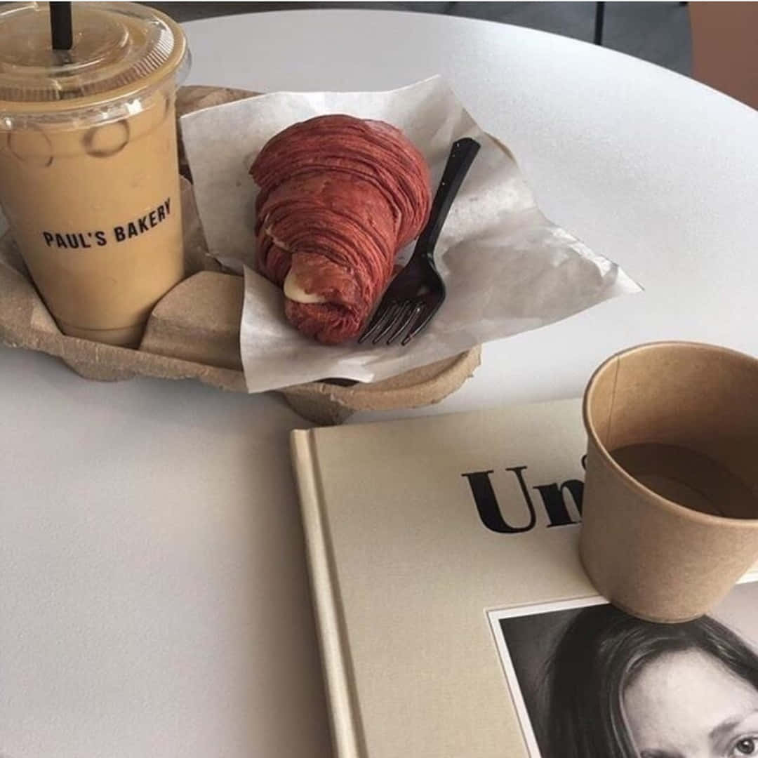 en kaffekopp på et bord Bakgrunner