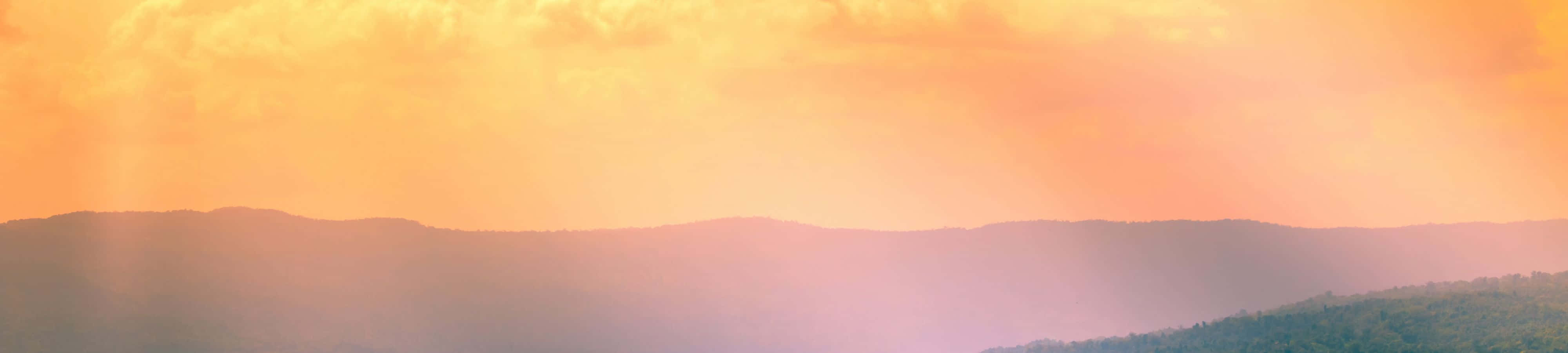 En klar blå himmel speilet i glitrende alpine innsjøer Bakgrunner