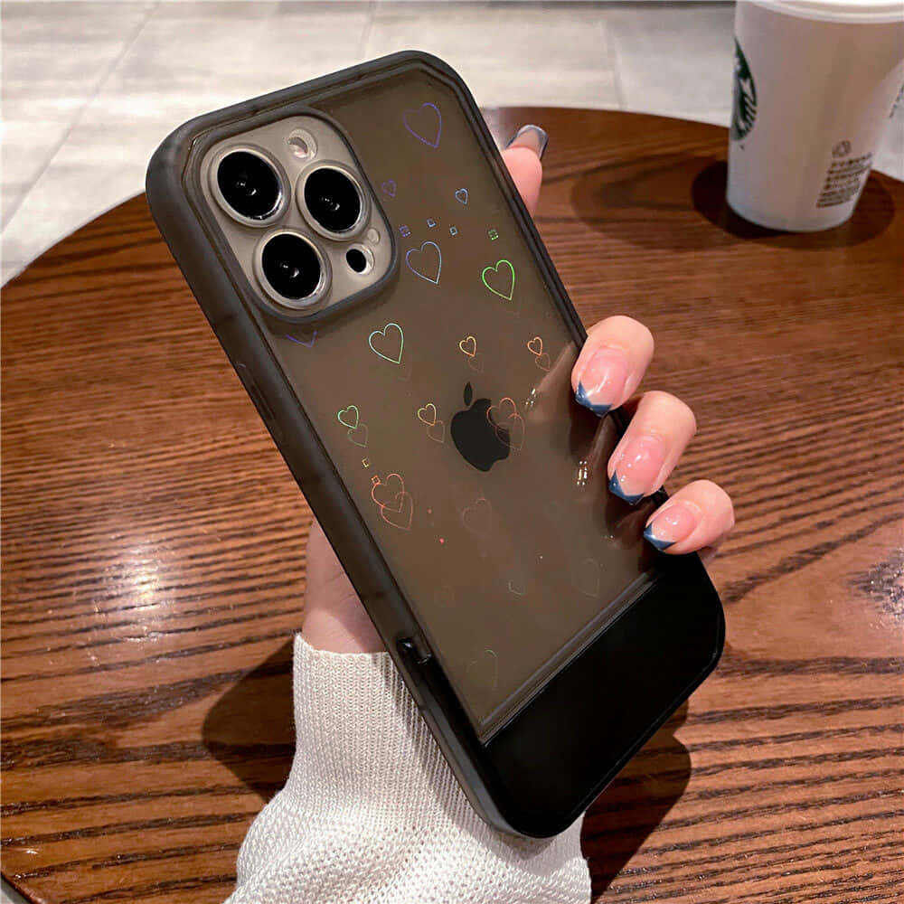 en kvinne som holder et iPhone 11-deksel med hjerter på Bakgrunner
