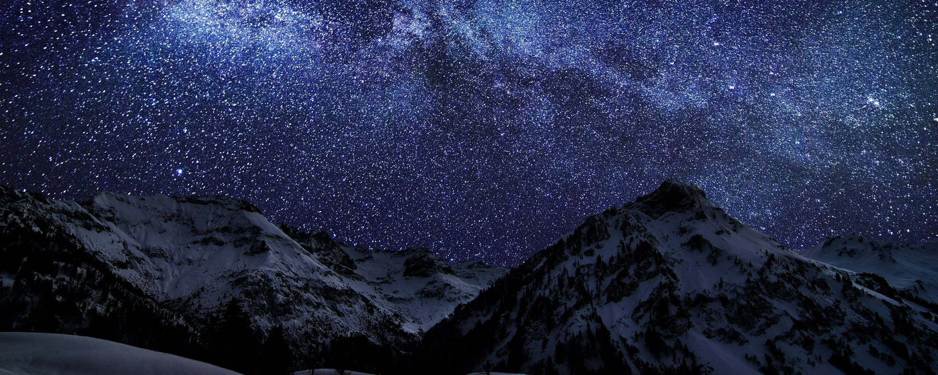 Snødekte fjell på stjerneklar natt dual monitor bakgrunn — Nattehimmel GIF Bakgrunner