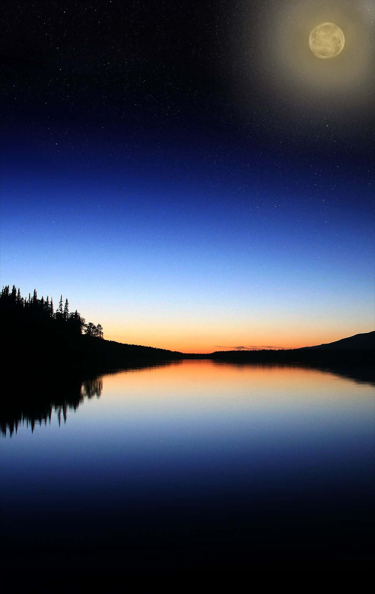 en måne reflekteres i en innsjø om natten Bakgrunner