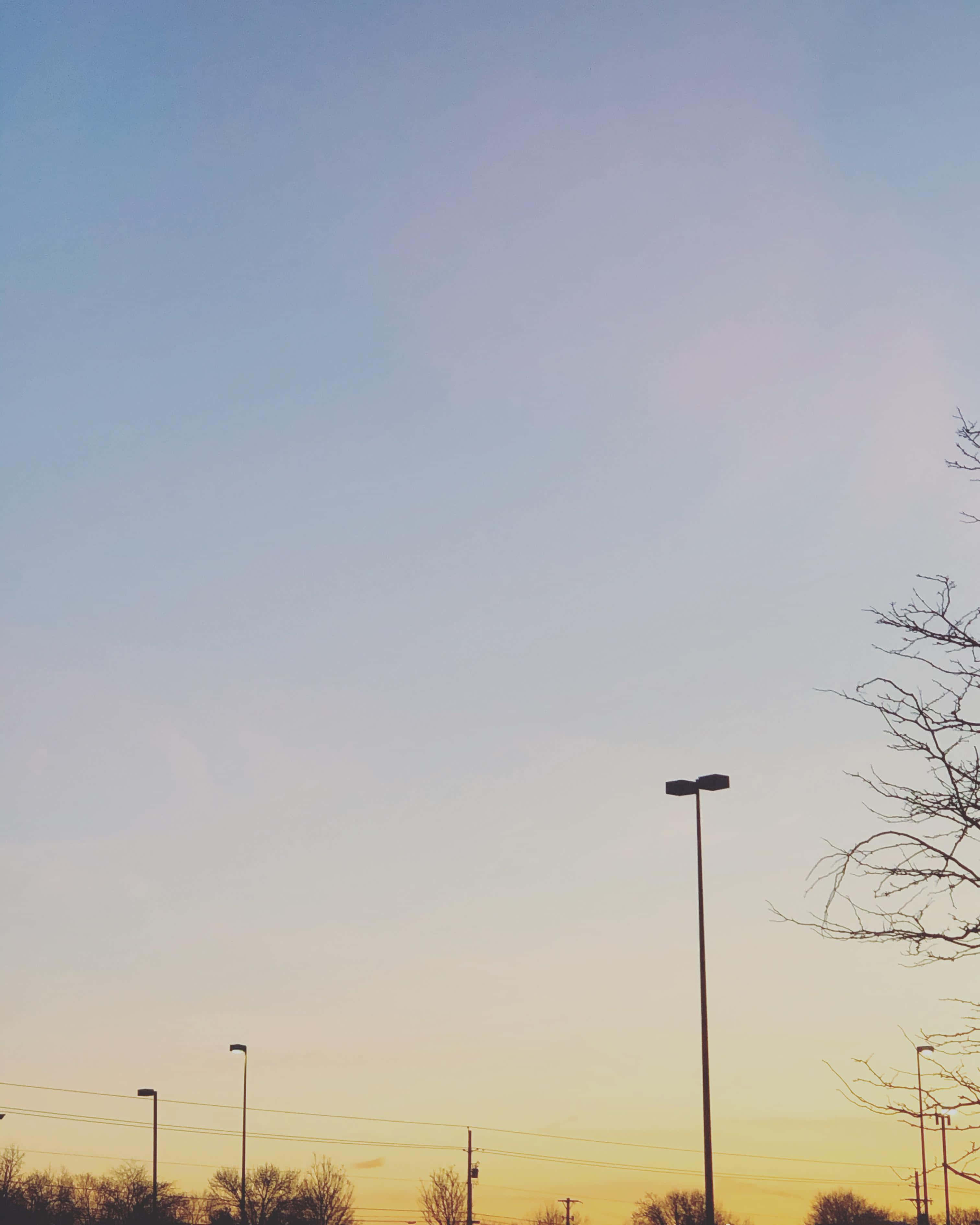 En mann flyr en drage på en parkeringsplass Bakgrunner