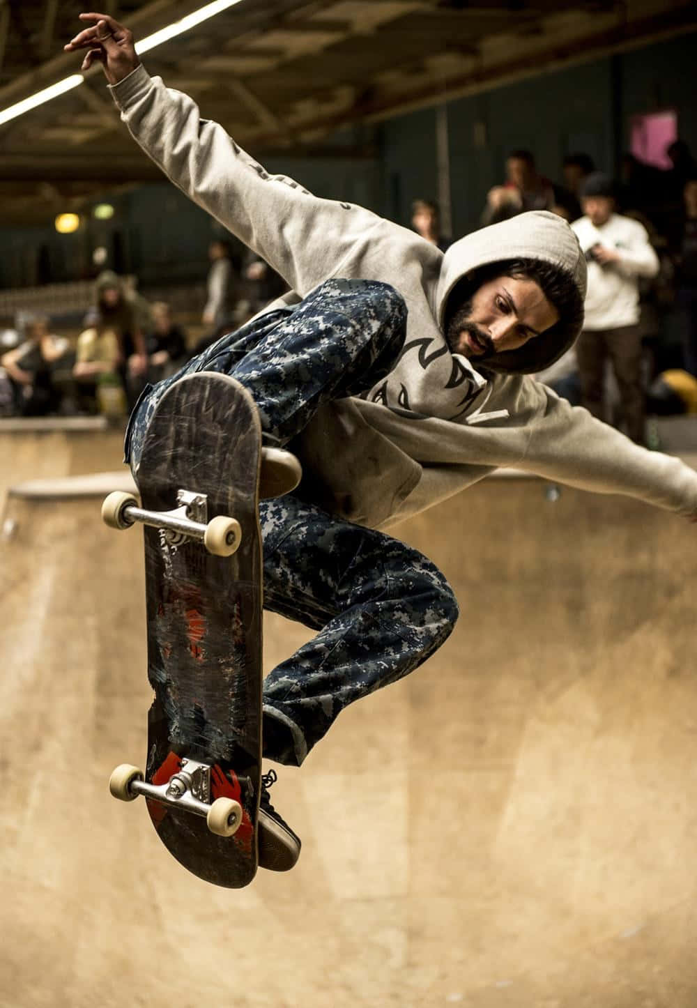 en mann i hettegenser som gjør et skateboardtriks Bakgrunner